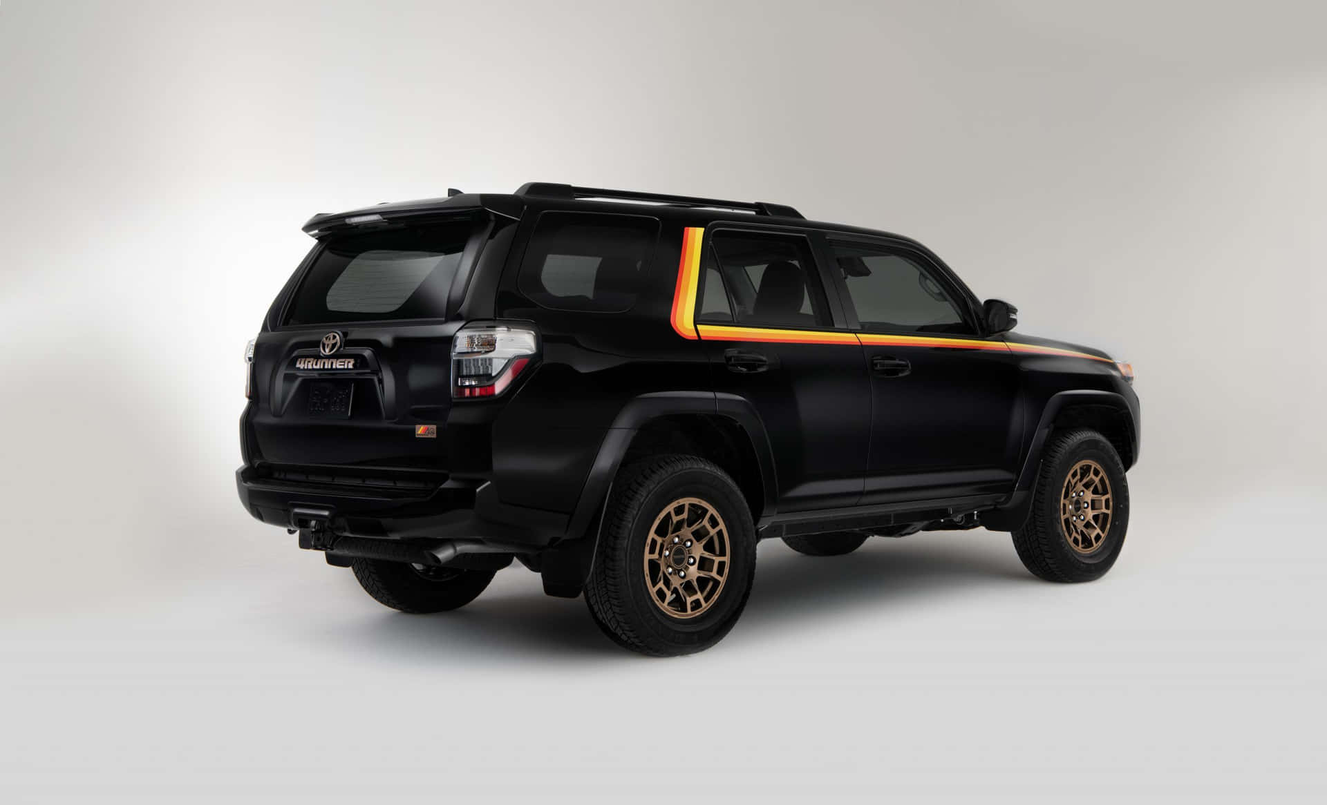 黑色豐田4Runner SUV，帶有金色飾邊和青銅輪轂，在攝影棚環境中。 — Toyota Supra Mk4 壁紙