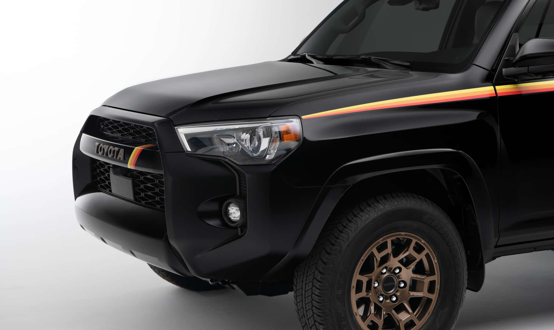 黑色豐田4Runner SUV，配備青銅輪圈和橙黃色條紋。 — Toyota Supra Mk4 壁紙