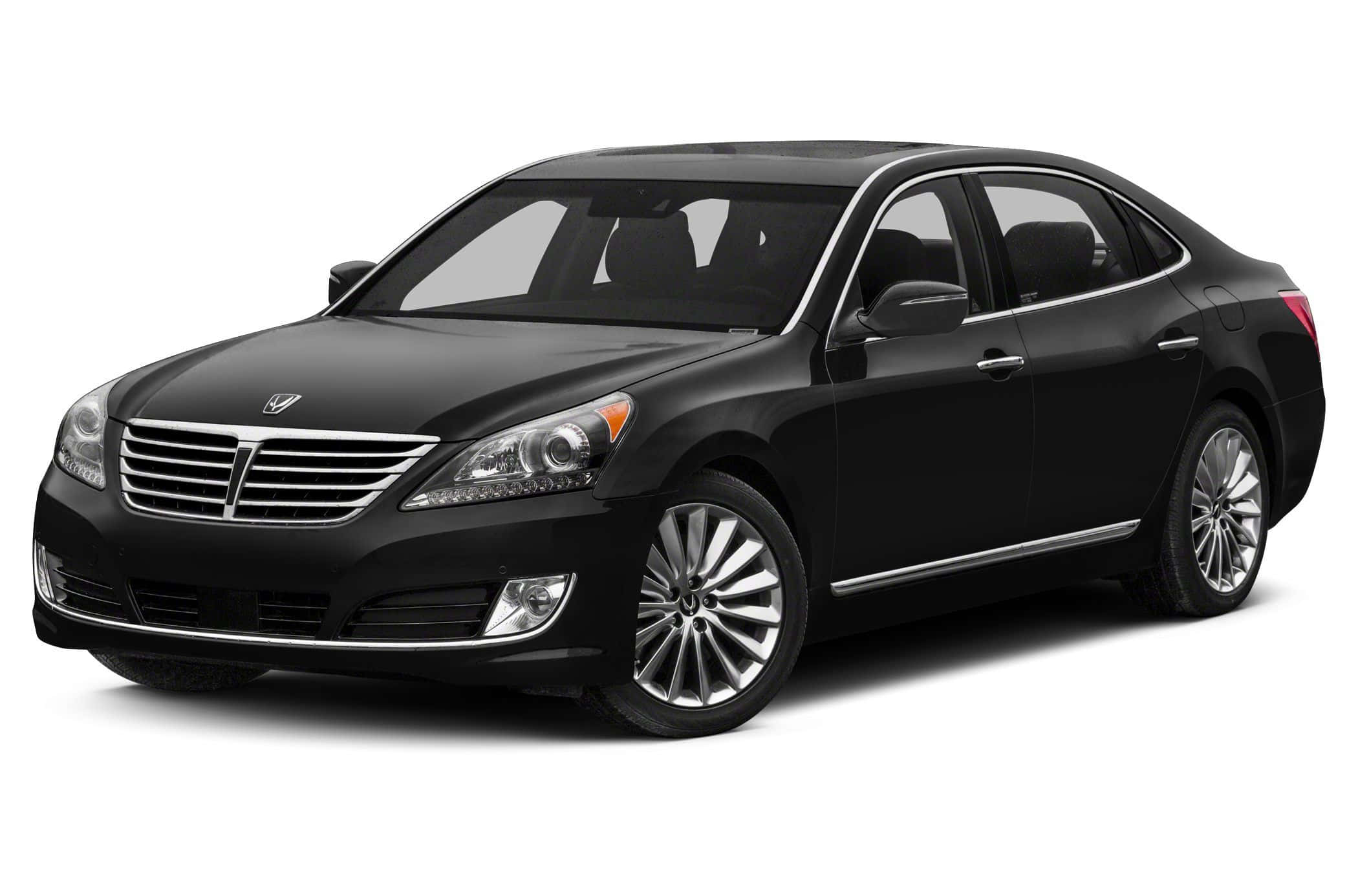 Hyundai Equus 桌布 壁紙 — 一輛時尚的黑色豪華轎車，帶有鍍鉻裝飾和合金輪圈，在白色背景的攝影棚燈光下展示。