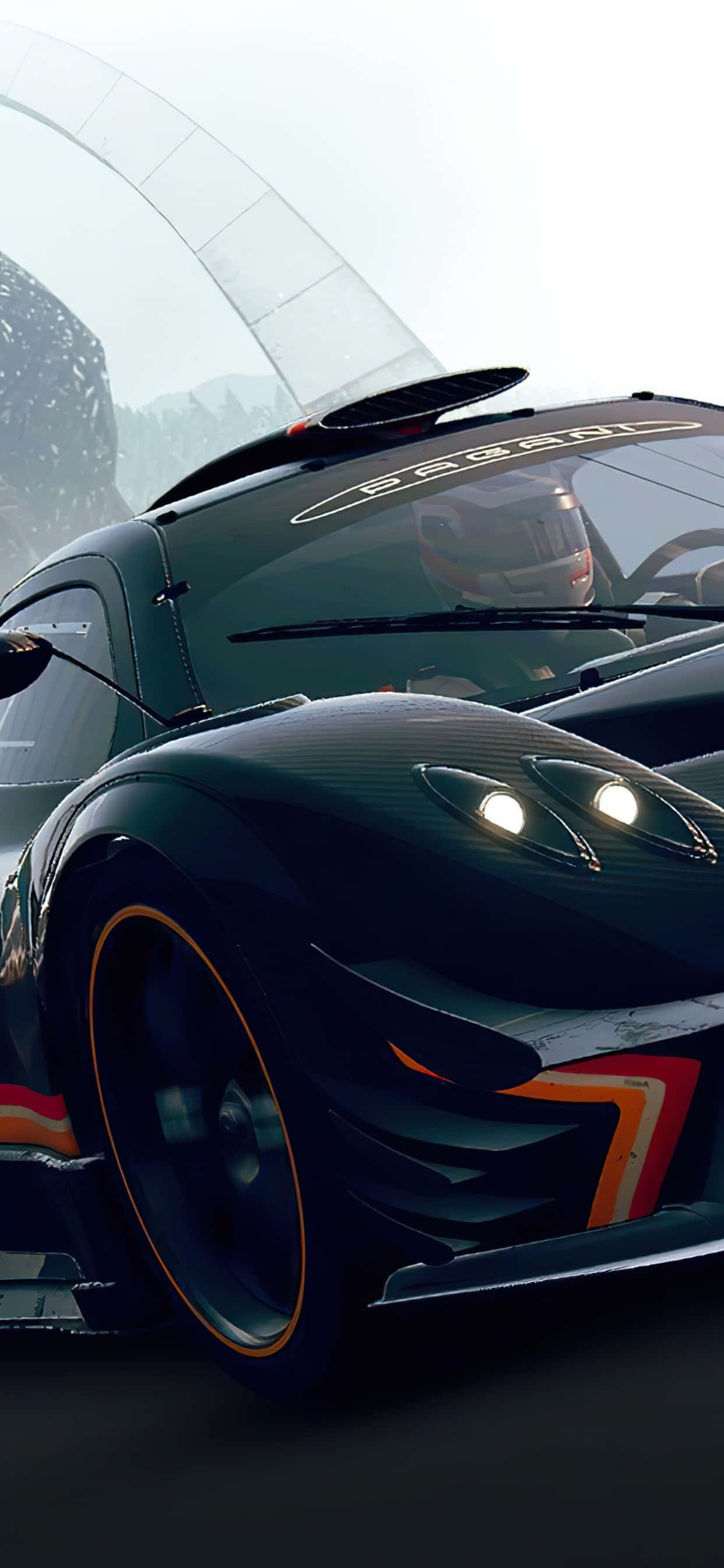Grid Autosport 桌布 壁紙 — 一輛時尚的黑色賽車，帶有發光的車頭燈和橙色點綴，在霧濛濛的未來隧道中疾馳。