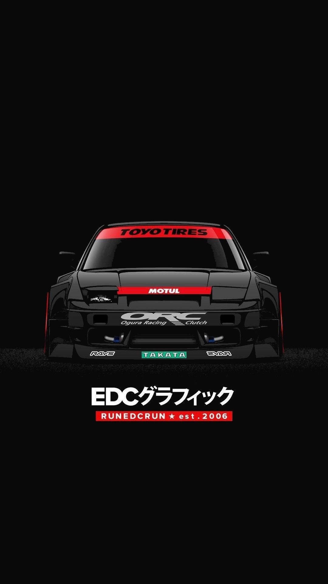 JDM 桌布 壁紙 — 一輛時尚的黑色賽車，帶有紅色點綴和贊助商標誌，居中於純黑色背景上，下方有文字。
