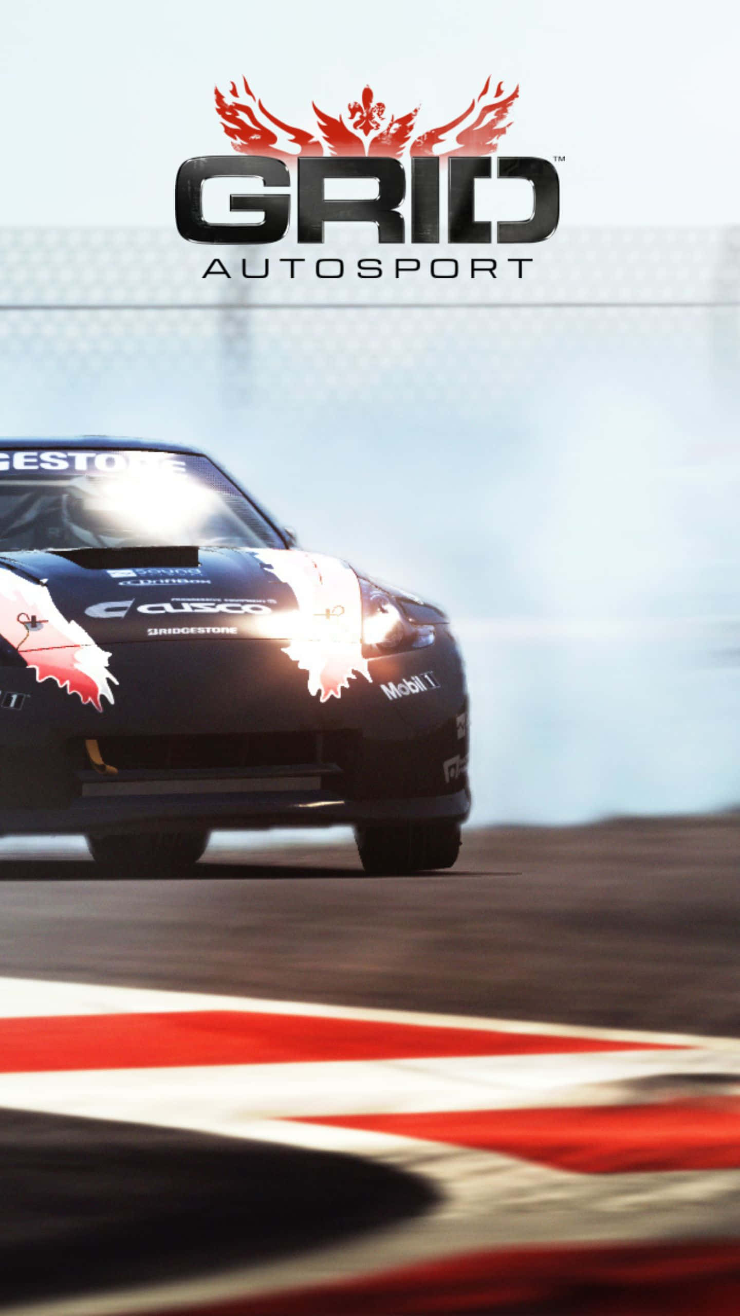 Android Grid Autosport 桌布 壁紙 — 一輛時尚的黑色賽車在明亮的日光下，沿著帶有紅色和白色路緣的賽道飛馳。
