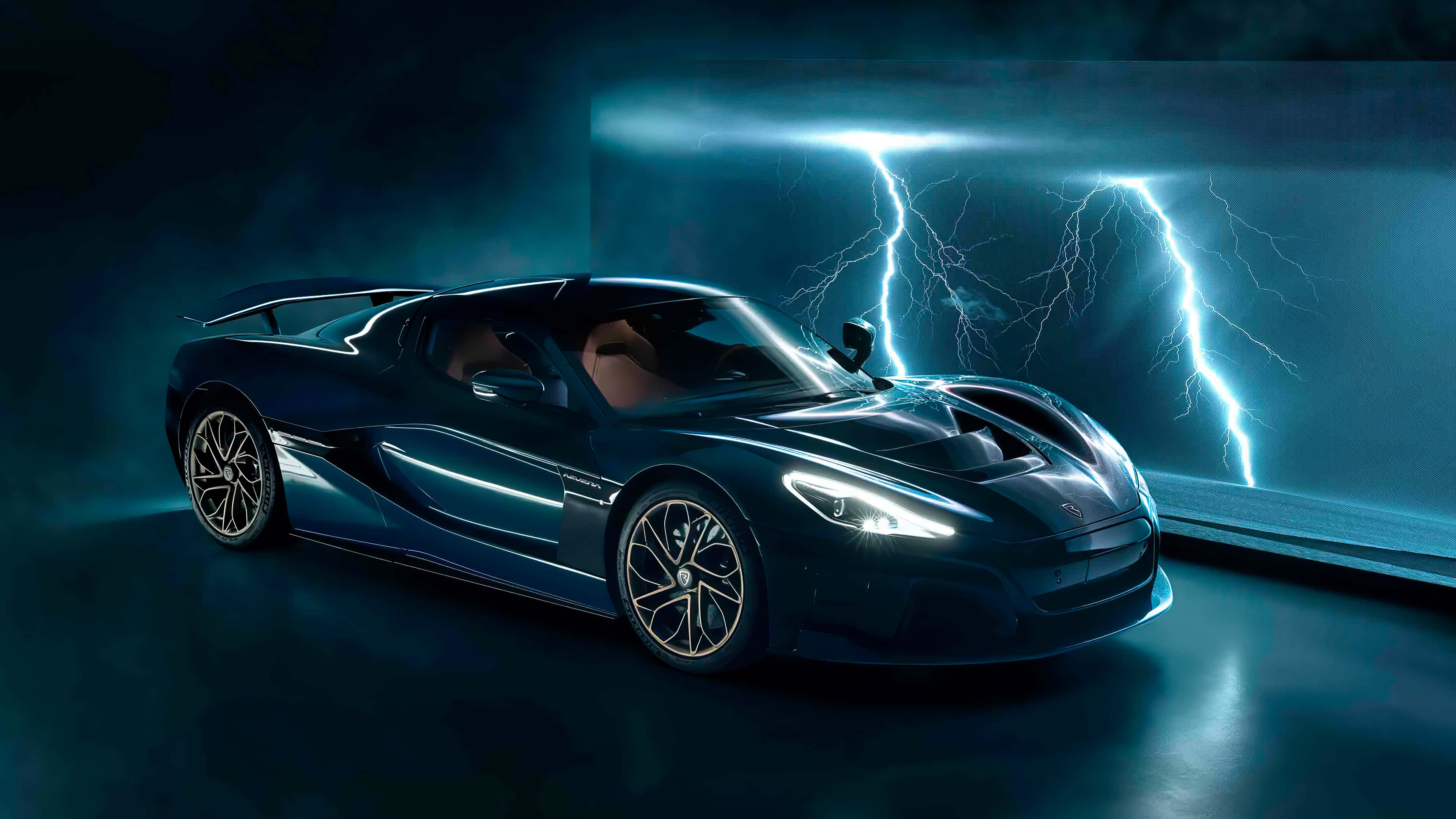 Rimac 桌布 壁紙 — 一輛時尚的黑色超跑在黑暗的攝影棚中，在戲劇性的藍色閃電下發光。