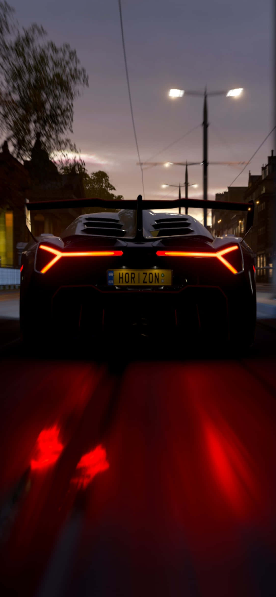 iPhone Xs Forza Horizon 4 桌布 壁紙 — 一輛時尚的黑色跑車，帶有發光的橙色尾燈，在黃昏時分沿著潮濕的城市街道飛馳。