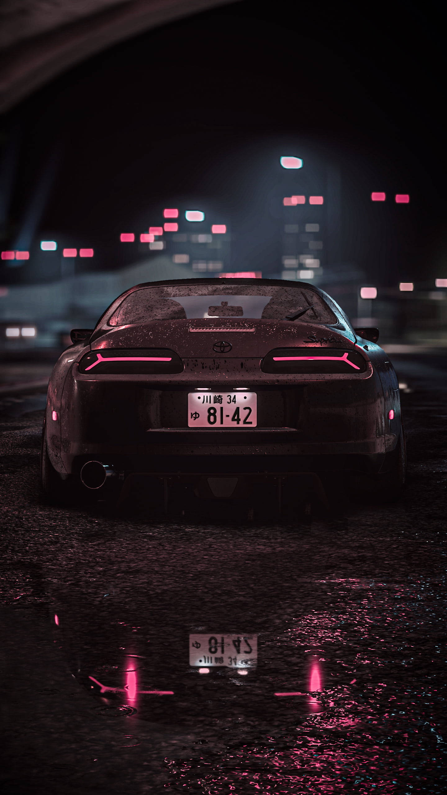 need for speed iPhone 桌布 壁紙 — 一輛時尚的黑色跑車，帶有發光的粉紅色尾燈，停在夜間被雨水浸濕的隧道中，其倒影在濕漉漉的路面上閃爍。