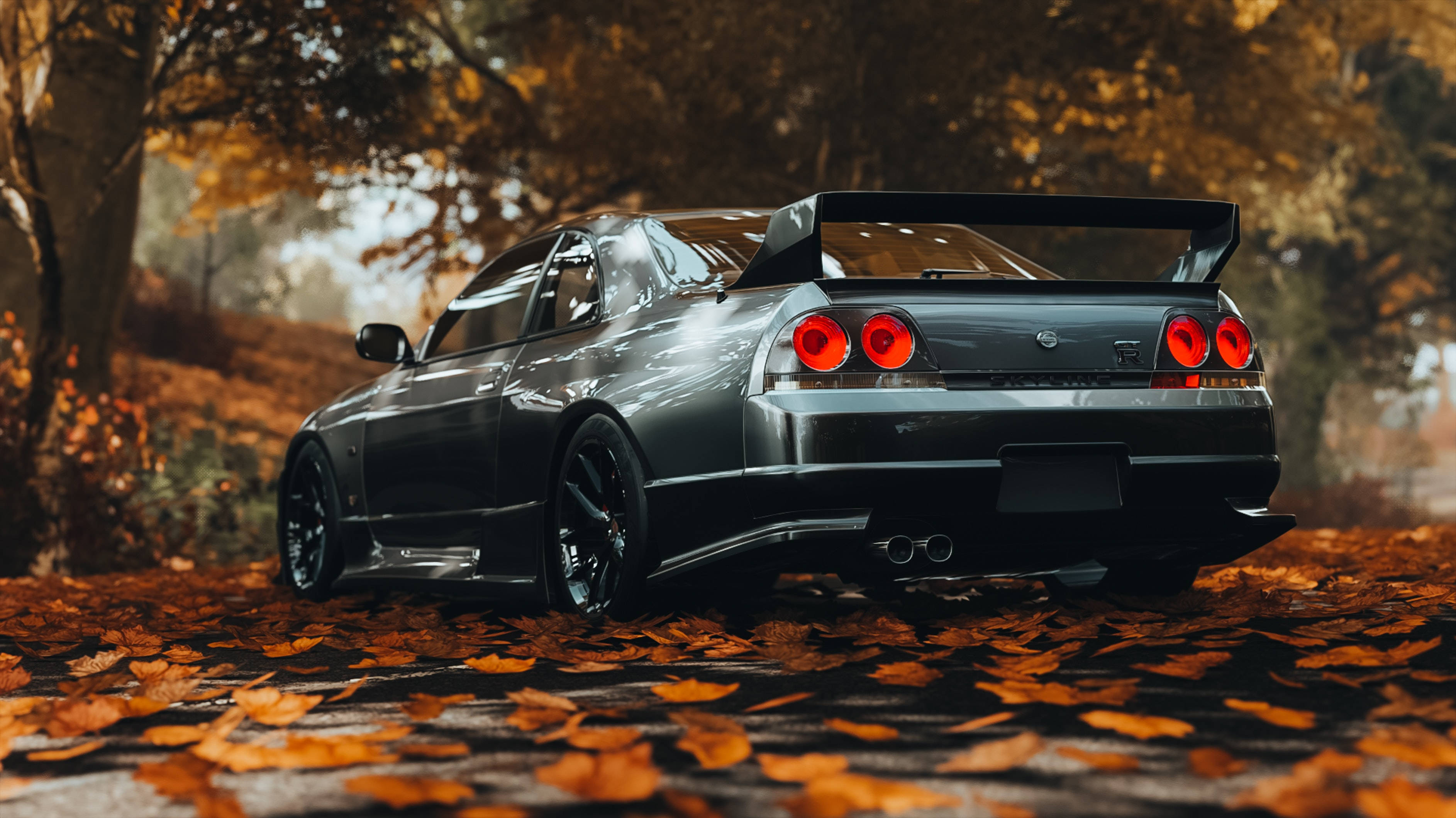 Autumn Leaves 桌布 壁紙 — 一輛時尚的黑色跑車，帶有發光的紅色尾燈，停在鋪滿金色秋葉的小路上。