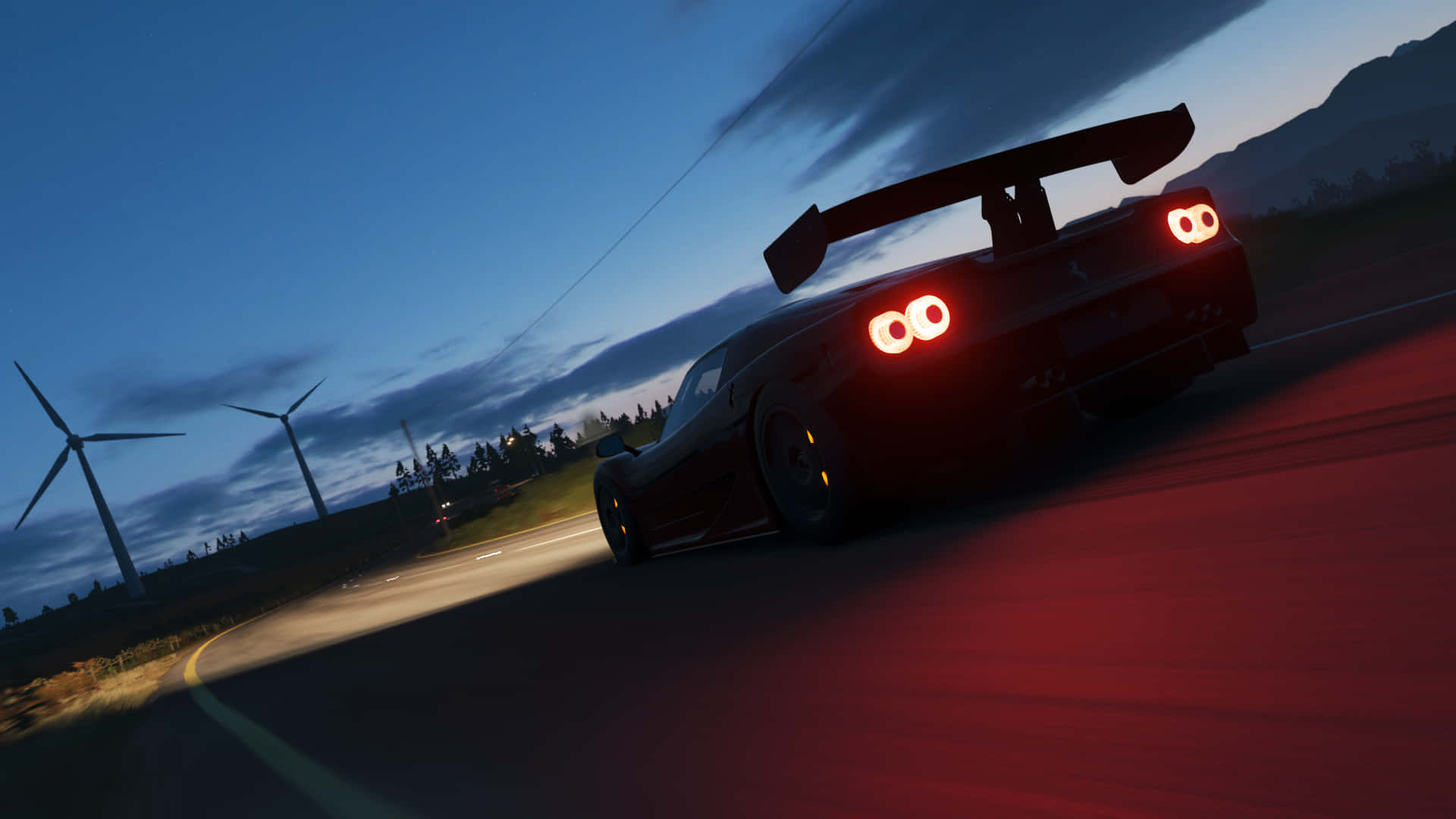 1920x1080 Forza Horizon 4 桌布 壁紙 — 一輛時尚的黑色跑車，帶有發光的紅色尾燈，在黃昏時沿著蜿蜒的道路疾馳，背景有風力渦輪機。