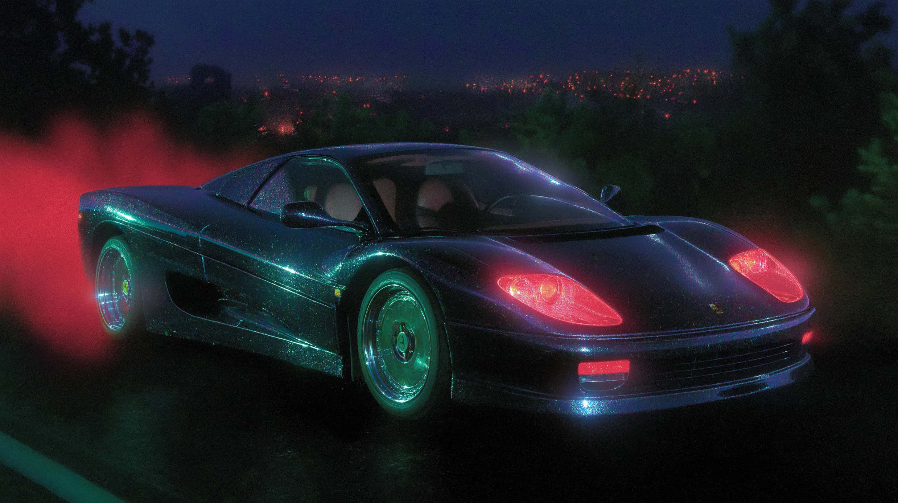 Supercar 桌布 壁紙 — 一輛時尚的黑色跑車，帶有發光的紅色頭燈和綠色底盤煙霧，在夜間俯瞰城市天際線漂移。