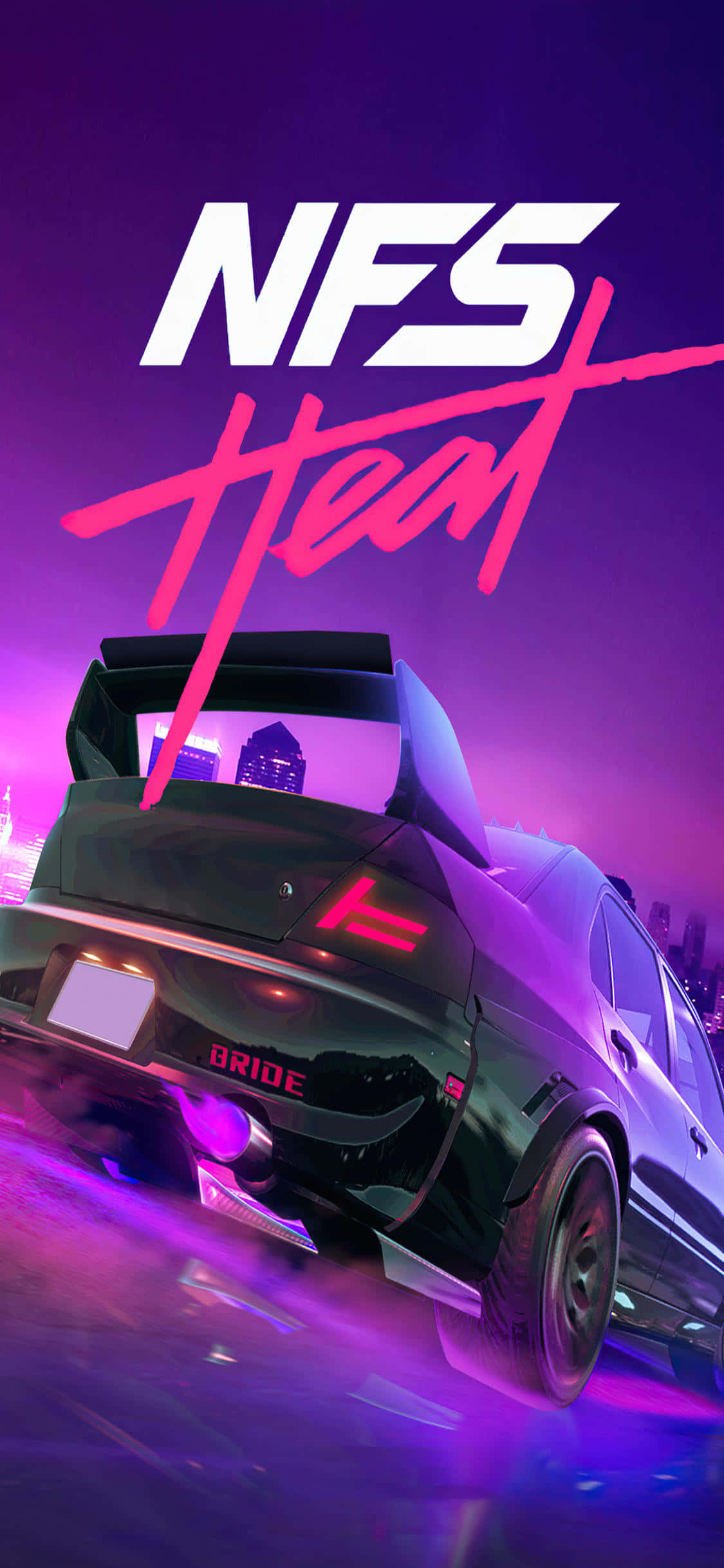 iPhone Xs Need For Speed Heat 桌布 壁紙 — 一輛時尚的黑色跑車，帶有發光的紫色排氣管和紅色尾燈，在充滿活力的紫色天空下，穿過霓虹燈閃爍的城市景觀飛馳。