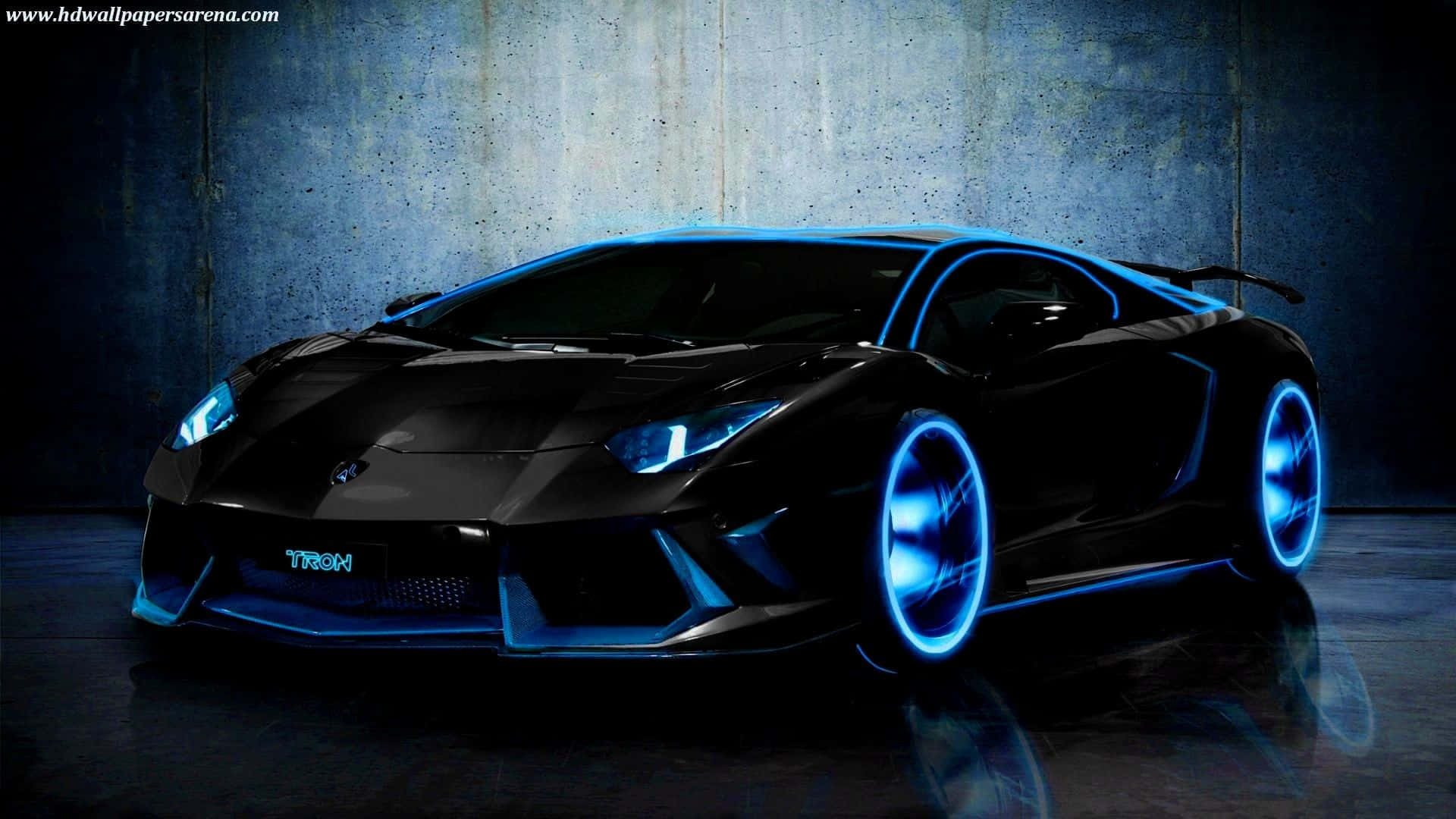Blue Car 桌布 壁紙 — 一輛時尚的黑色跑車，帶有發光的藍色霓虹燈飾和車輪，在陰暗的混凝土牆前於充滿氛圍的攝影棚中展示。