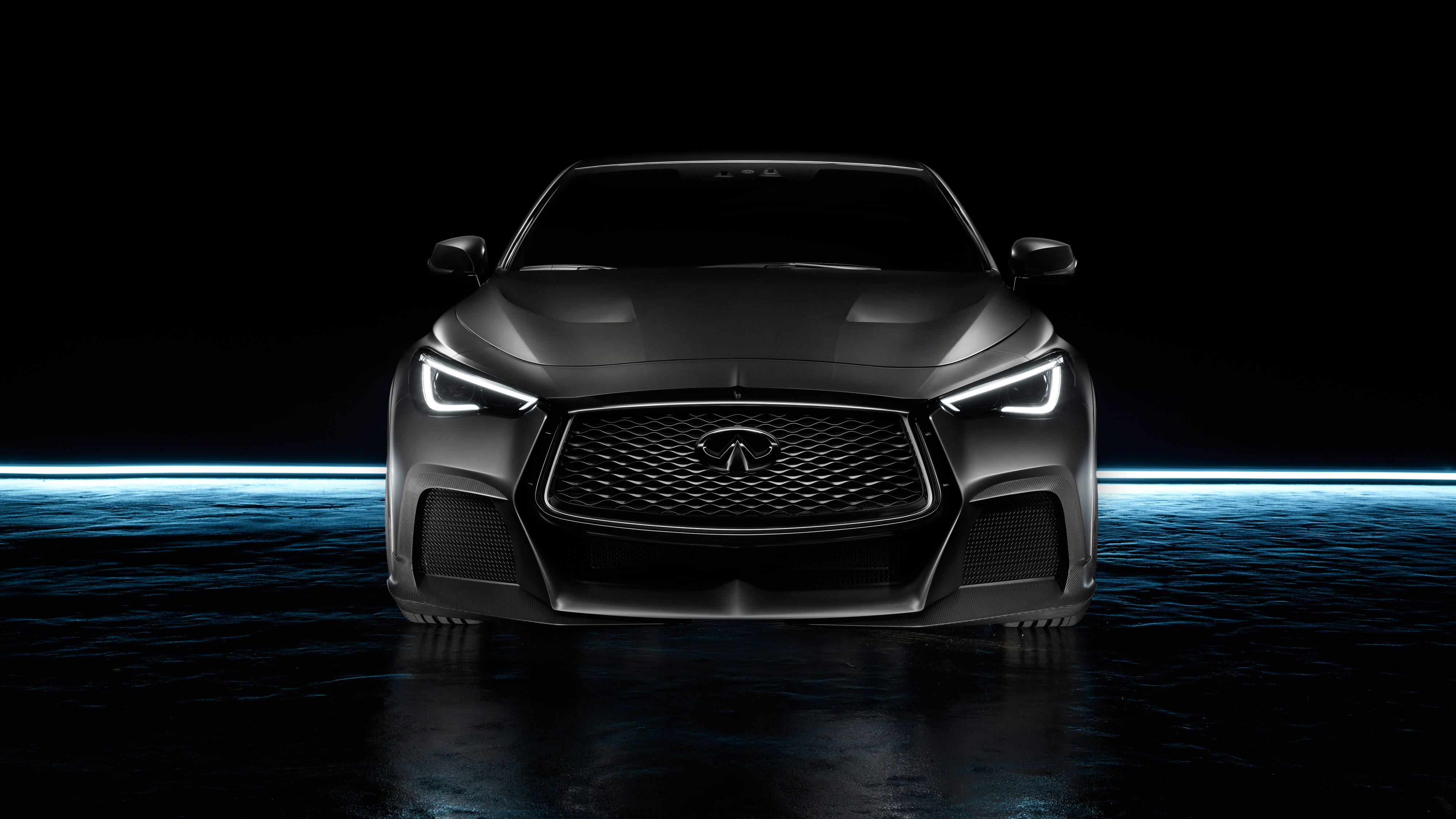 Infiniti 桌布 壁紙 — 一輛時尚的黑色跑車，帶有發光的車頭燈，在黑暗背景上戲劇性地矗立，並有一條發光的藍色地平線。