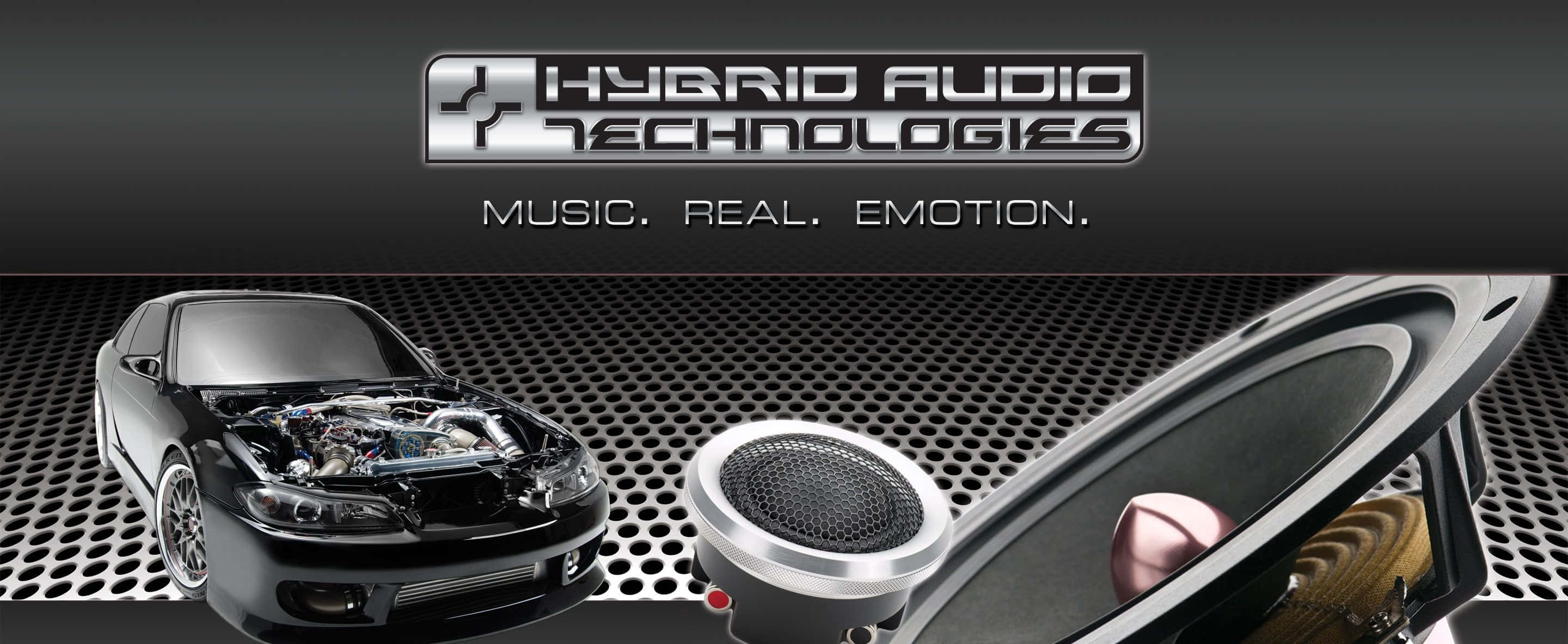 Car Audio 桌布 壁紙 — 一輛時尚的黑色跑車，引擎外露，旁邊放著一個高端揚聲器，背景是穿孔金屬，下方有科技標誌。