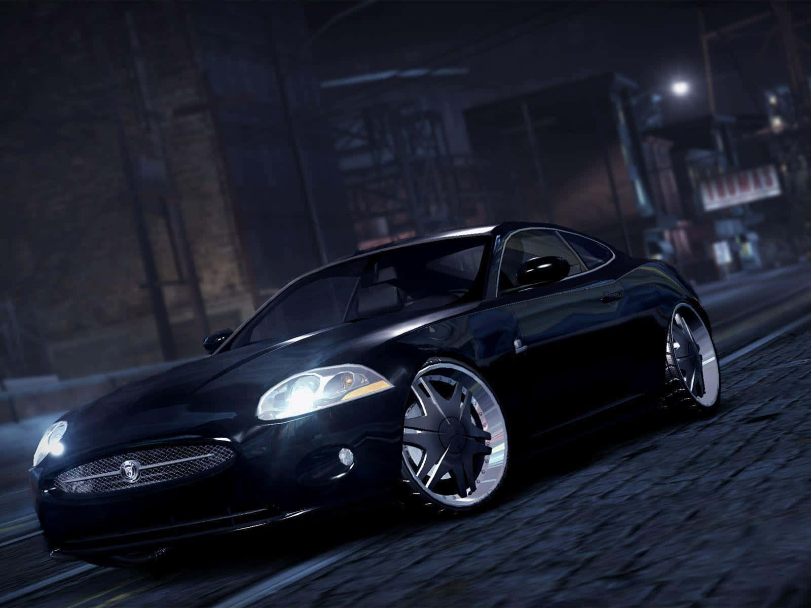 Nfs Game 桌布 壁紙 — 一輛時尚的黑色跑車，車頭燈發光，在夜晚的雨中霓虹燈城市街道上疾馳。