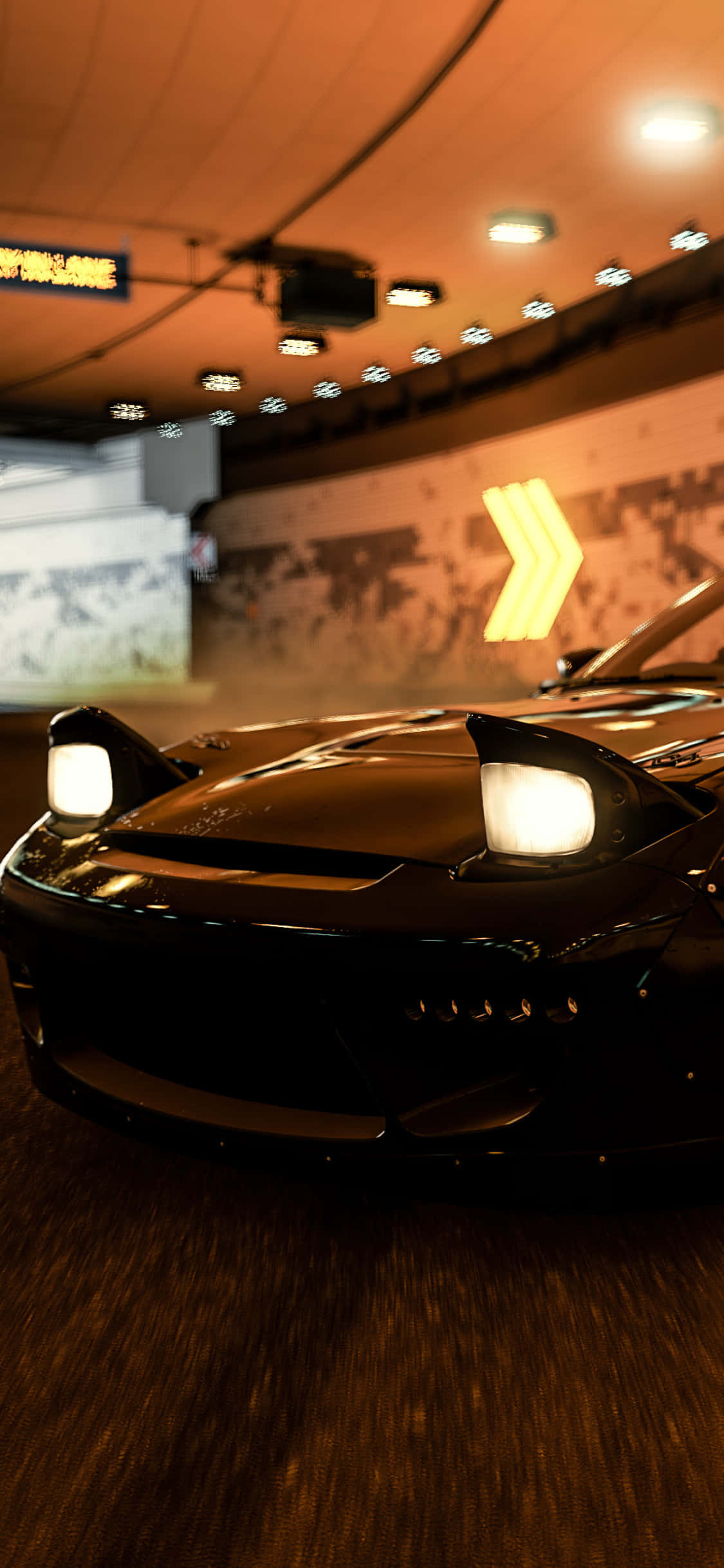 Forza Motorsport 7 桌布 壁紙 — 一輛時尚的黑色跑車，配備發光的車頭燈，在光線昏暗的隧道中疾馳，隧道內有溫暖的橙色燈光和發光的箭頭標誌。