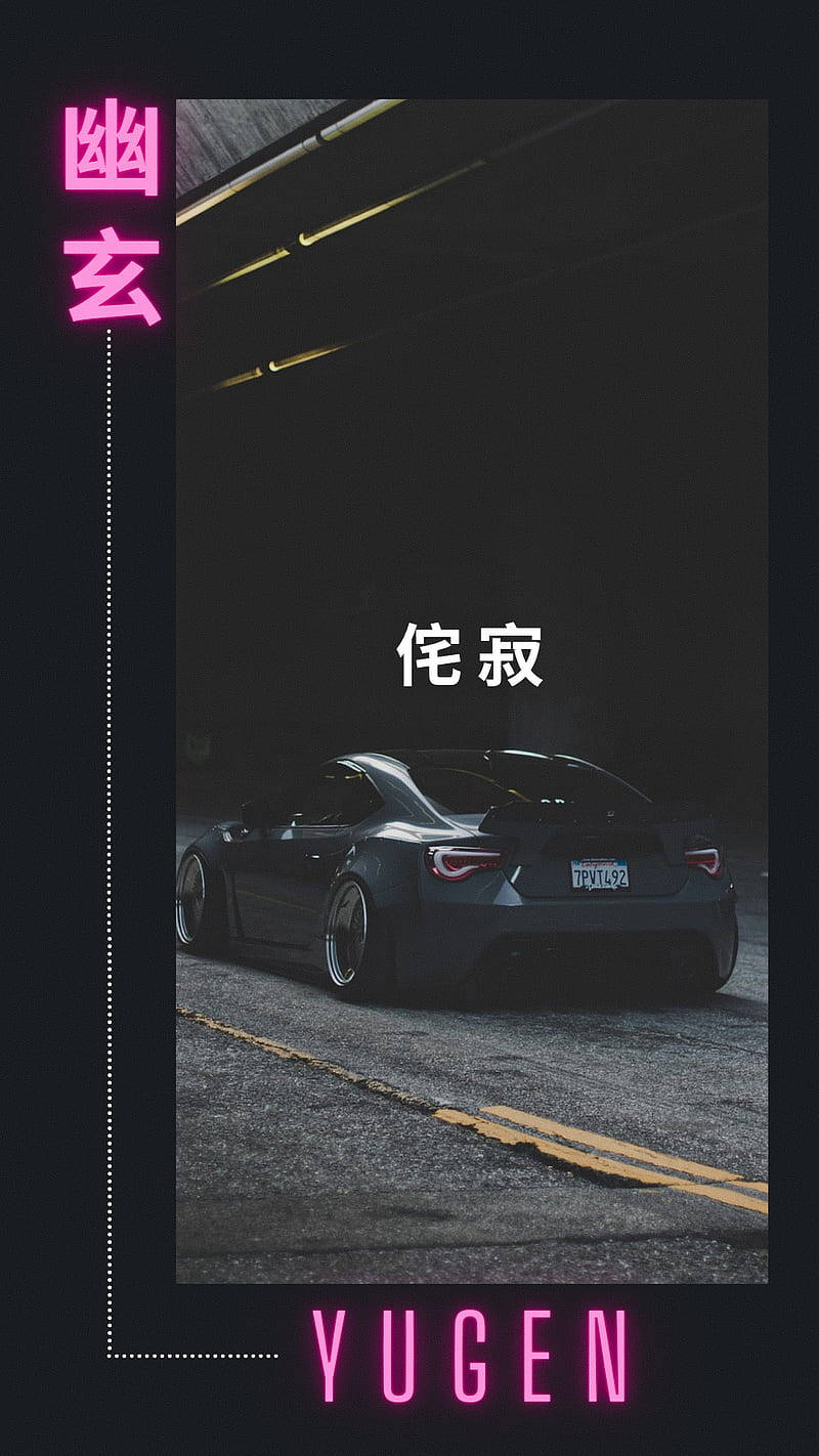 黑色跑車在隧道下，帶有粉紅色霓虹燈文字和漢字。