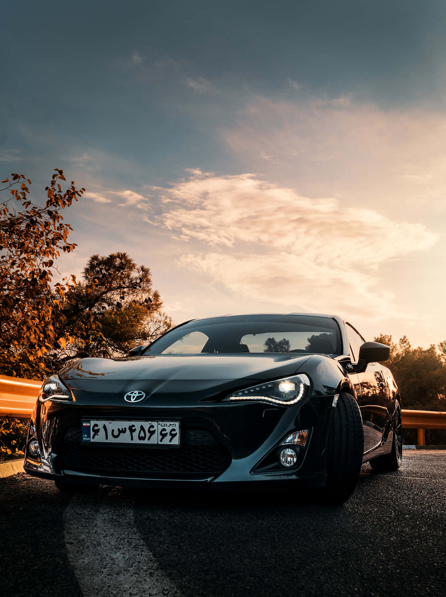 黑色跑車停在金色夕陽下的路邊，伴隨著秋樹 — Toyota Supra Mk4 壁紙