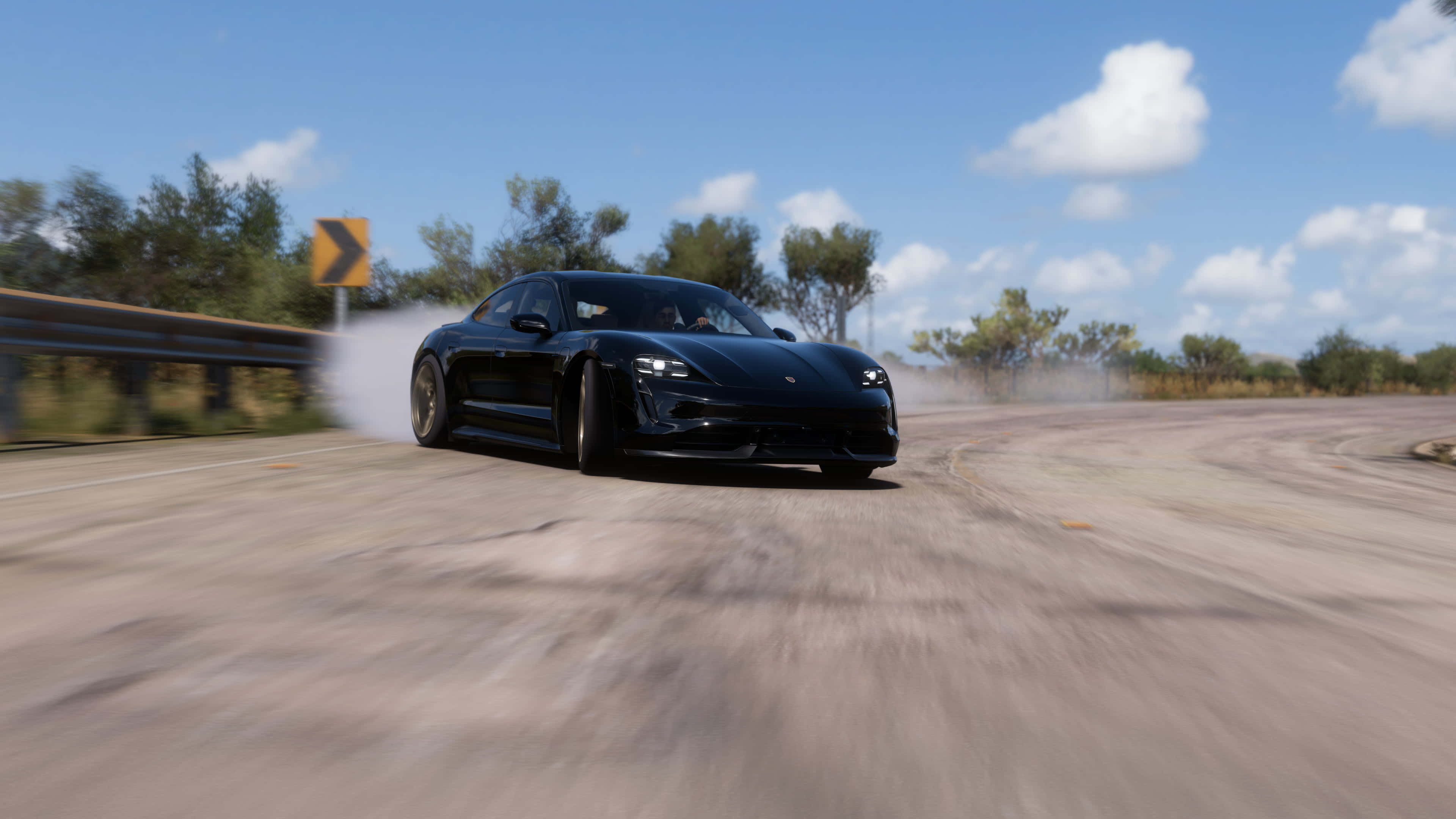 Forza Horizon 5 4K 桌布 壁紙 — 一輛時尚的黑色跑車在陽光明媚的鄉村道路上過彎甩尾，揚起灰塵和煙霧。