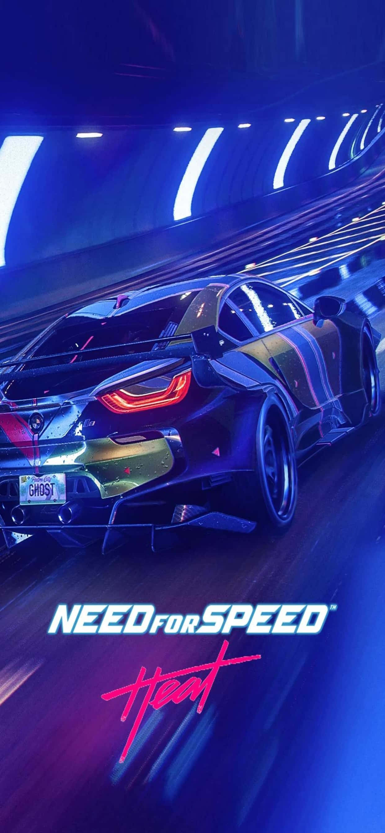 Game Art 桌布 壁紙 — 一輛時尚的黑色跑車在霓虹燈隧道中疾馳，帶有發光的藍色和紫色條紋。