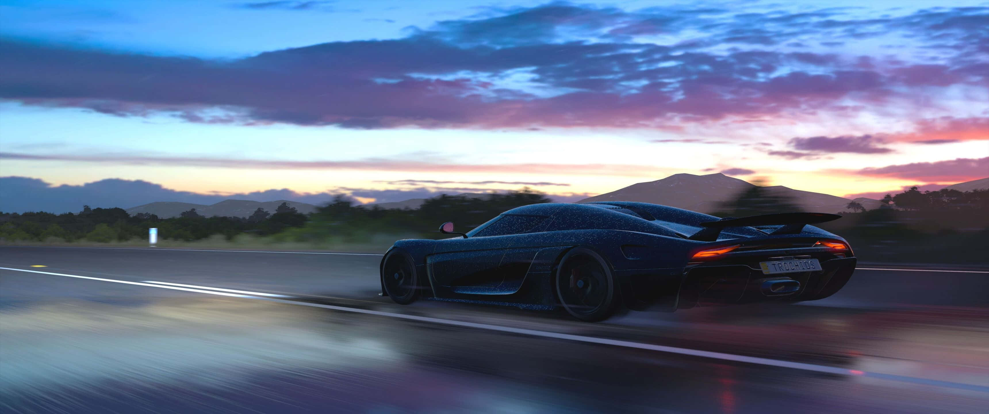 Koenigsegg 桌布 壁紙 — 一輛時尚的黑色跑車在高速公路上疾馳，天空是充滿紫色和橙色雲彩的鮮豔暮色。