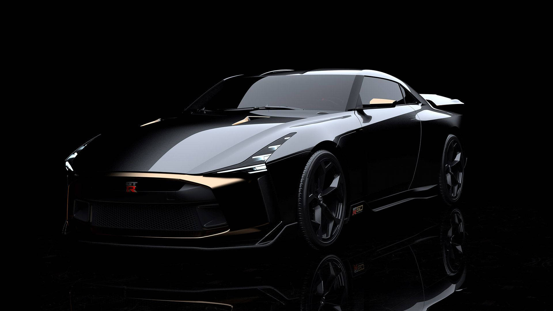 Nissan 桌布 壁紙 — 一輛時尚的黑色跑車帶有金色點綴，在深色背景的反射表面上於攝影棚燈光下閃閃發光。