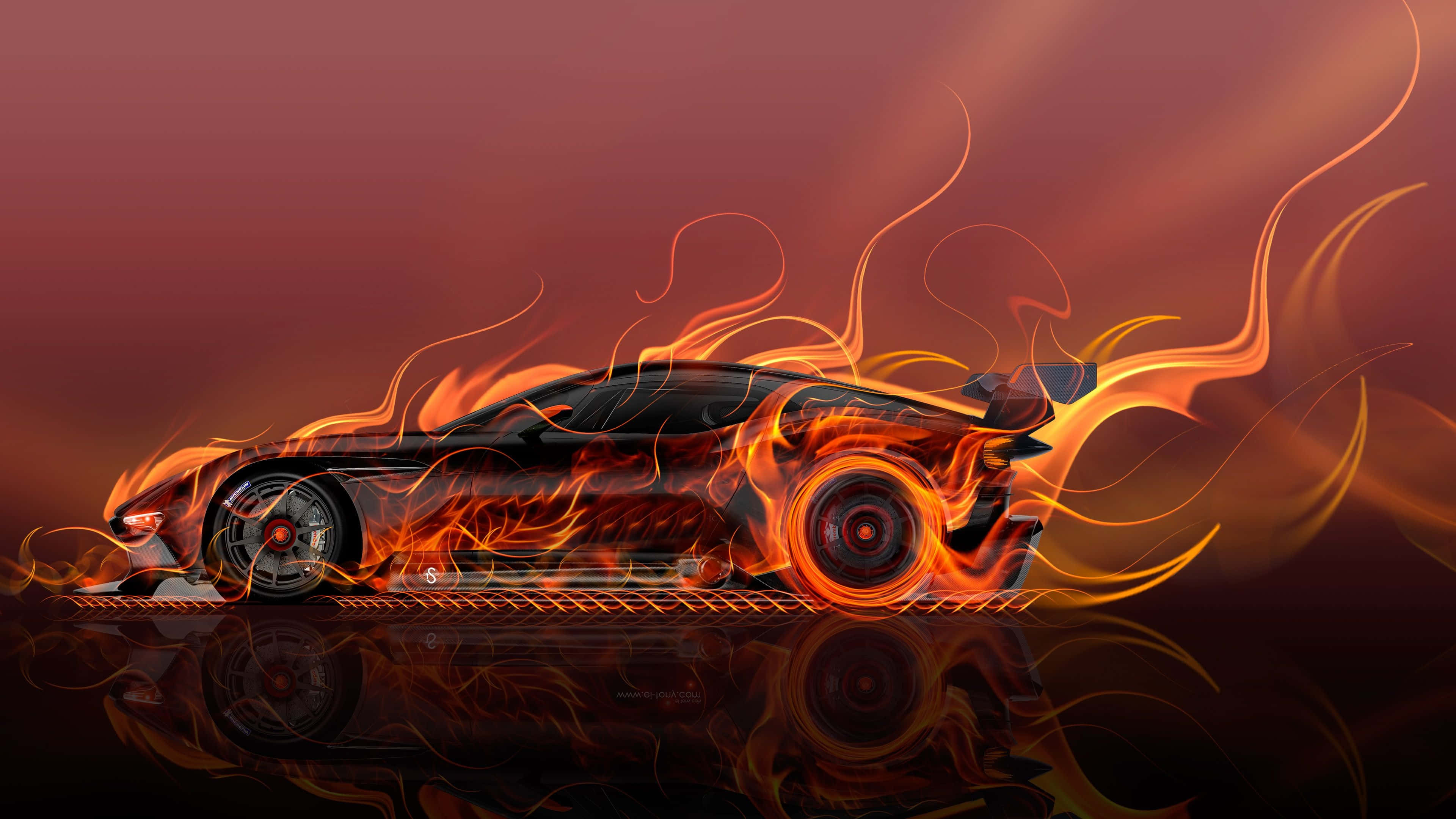 Car Design 桌布 壁紙 — 一輛時尚的黑色跑車被鮮豔的橙色火焰包圍，背景是帶有反射表面的紅色漸變色。