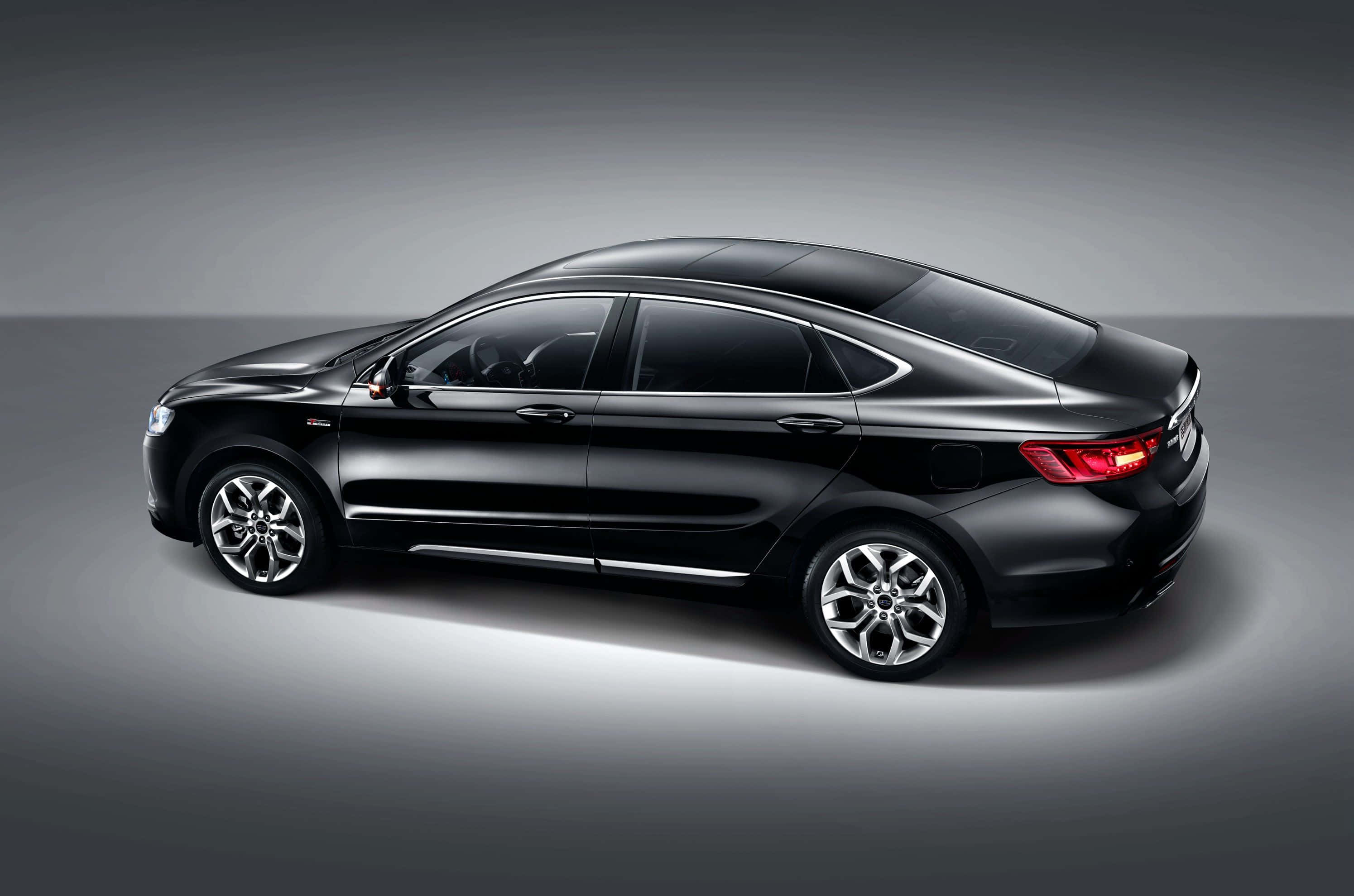 Geely 桌布 壁紙 — 一輛時尚的黑色轎車，帶有鍍鉻飾邊和發光的紅色尾燈，在極簡風格的攝影棚中展示。