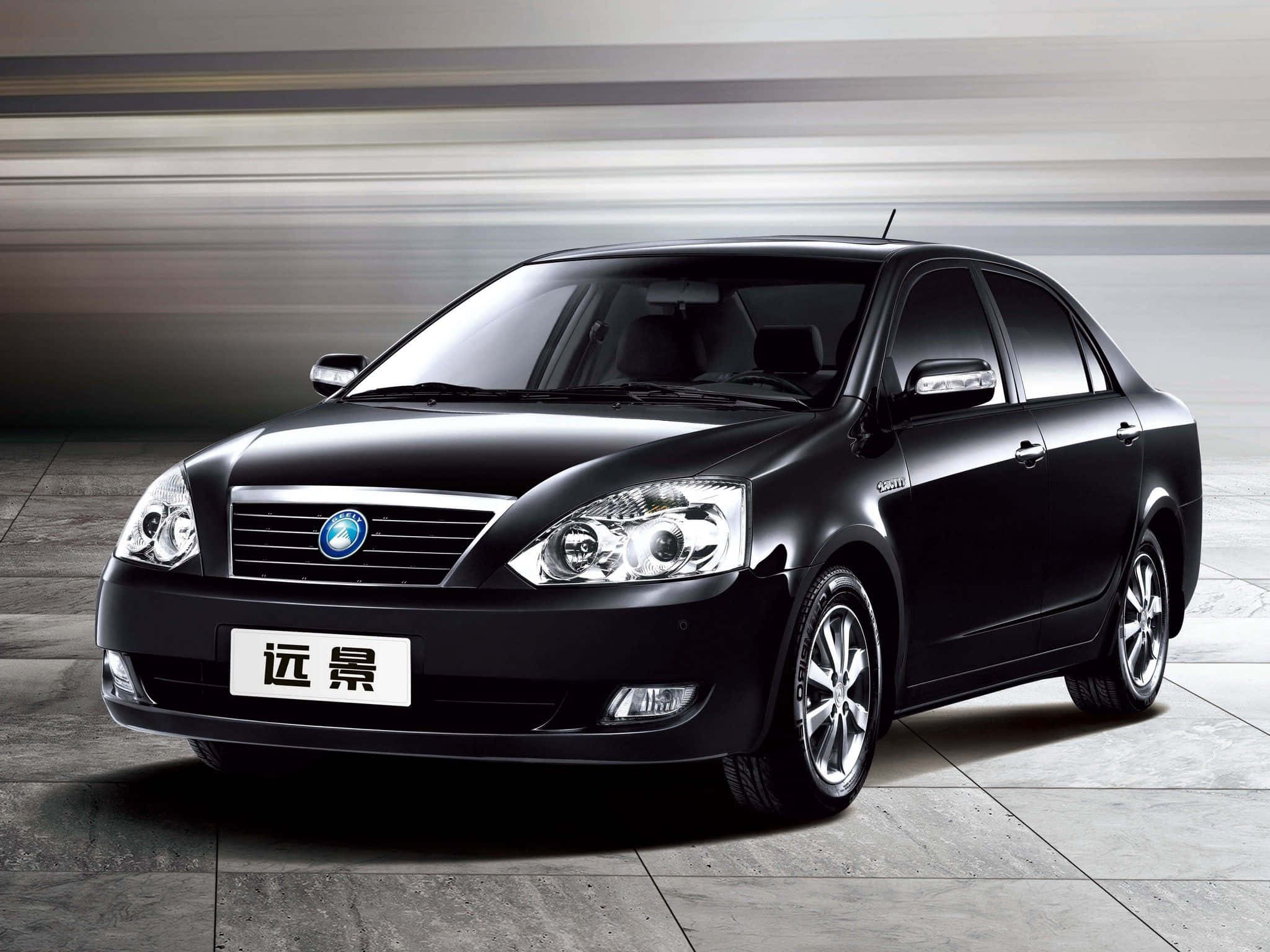 Geely 桌布 壁紙 — 一輛時尚的黑色轎車，帶有鍍鉻飾邊和銀色輪圈，在瓷磚地板上以模糊的動態背景展示。
