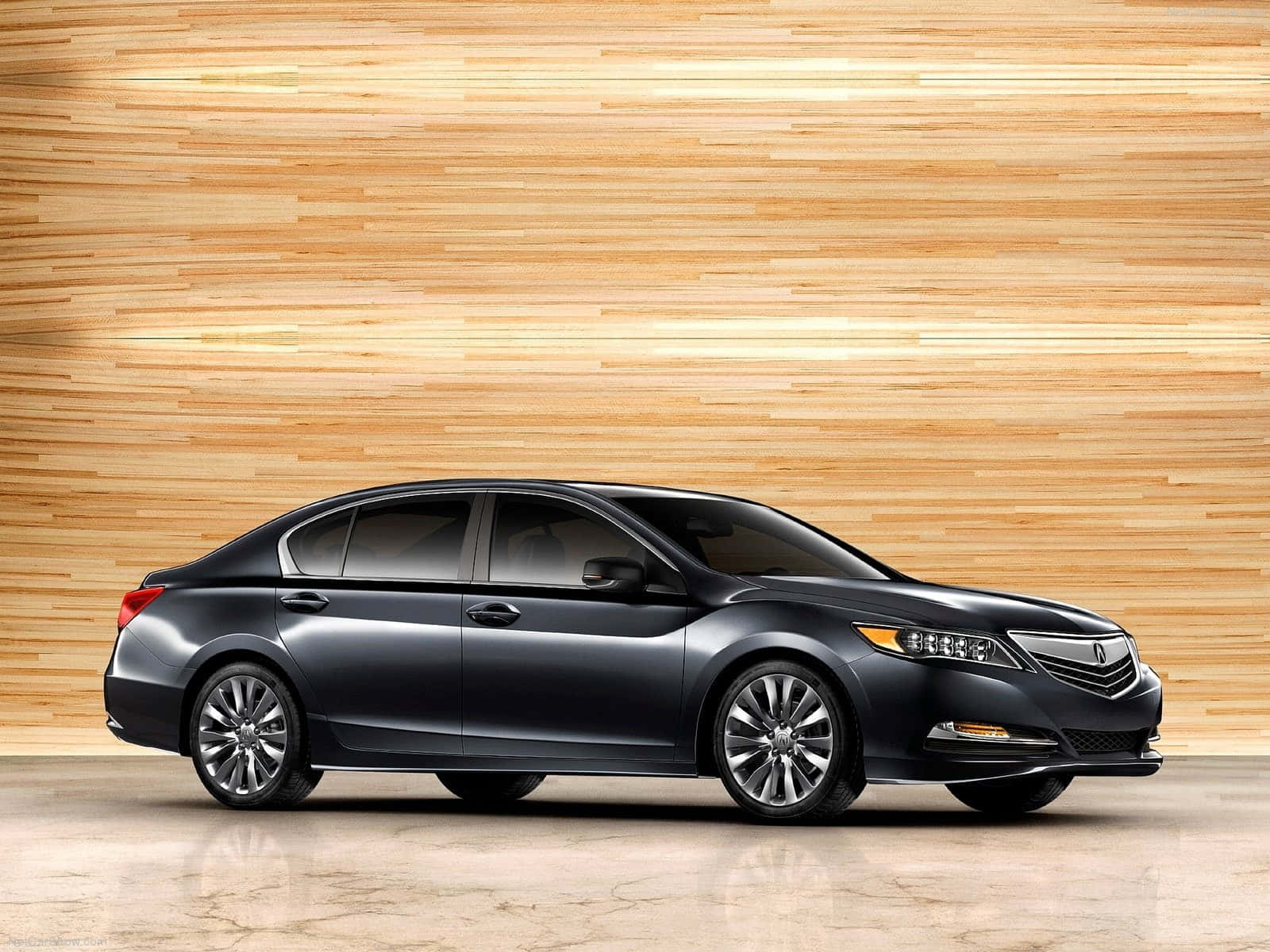 Acura Rlx 桌布 壁紙 — 一輛時尚的黑色轎車在攝影棚燈光下閃閃發光，背景是溫暖的木條牆和拋光的大理石地板。