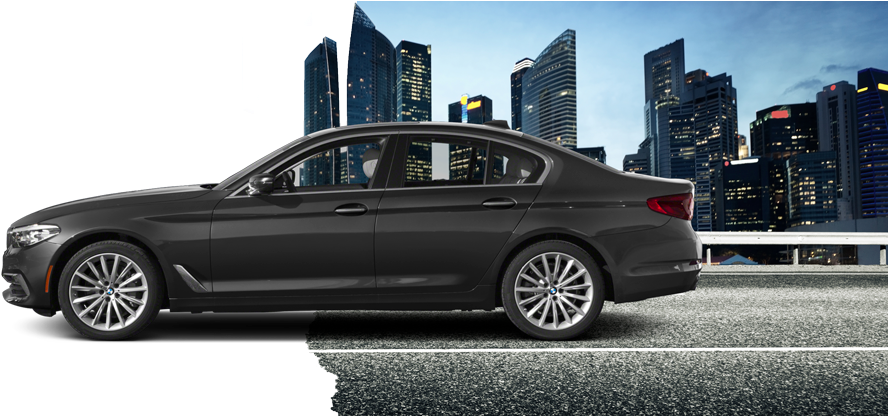 BMW 動圖 桌布 壁紙 — 一輛時尚的黑色轎車在黃昏時分行駛在城市高速公路上，背景是燈火通明的摩天大樓。