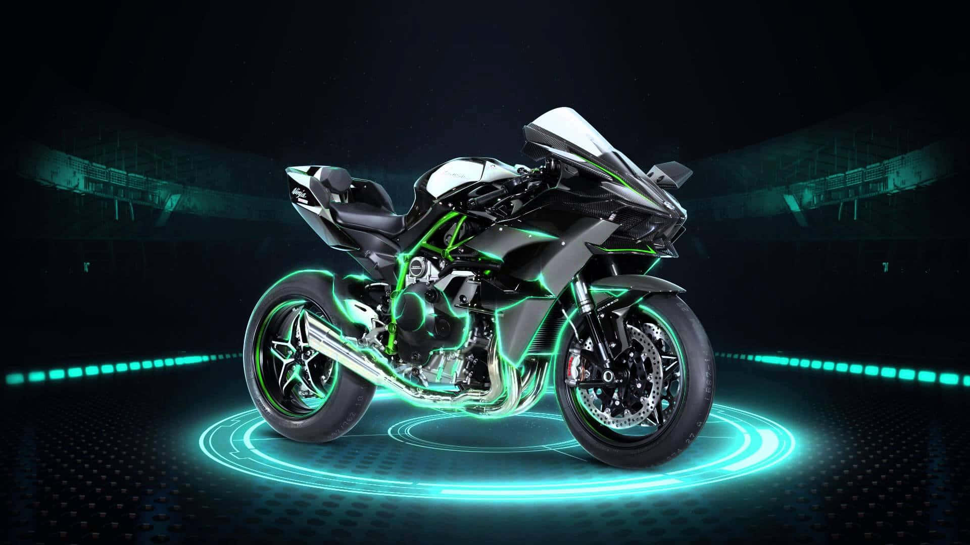 Superbike 桌布 壁紙 — 一輛時尚的黑色運動摩托車帶有發光的綠色點綴，矗立在黑暗未來風格競技場的圓形霓虹平台上。