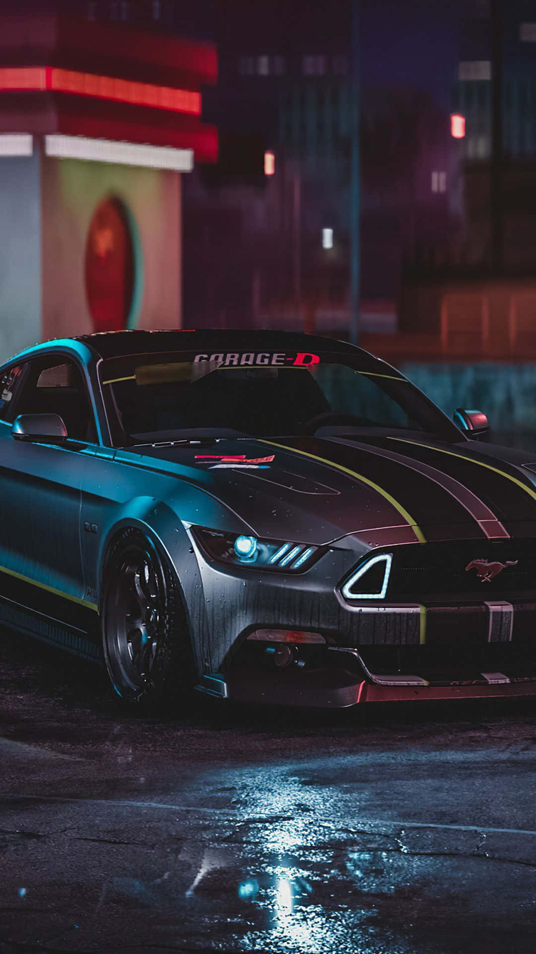 Mustang iPhone 桌布 壁紙 — 一輛時尚的黑色野馬，帶有發光的藍色車頭燈，停在夜間潮濕的霓虹燈城市街道上。