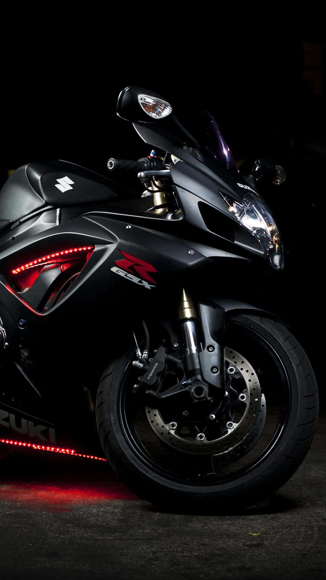 HD Bikes 桌布 壁紙 — 一輛時尚的黑色鈴木隼摩托車在黑暗背景下發出紅色LED燈光。
