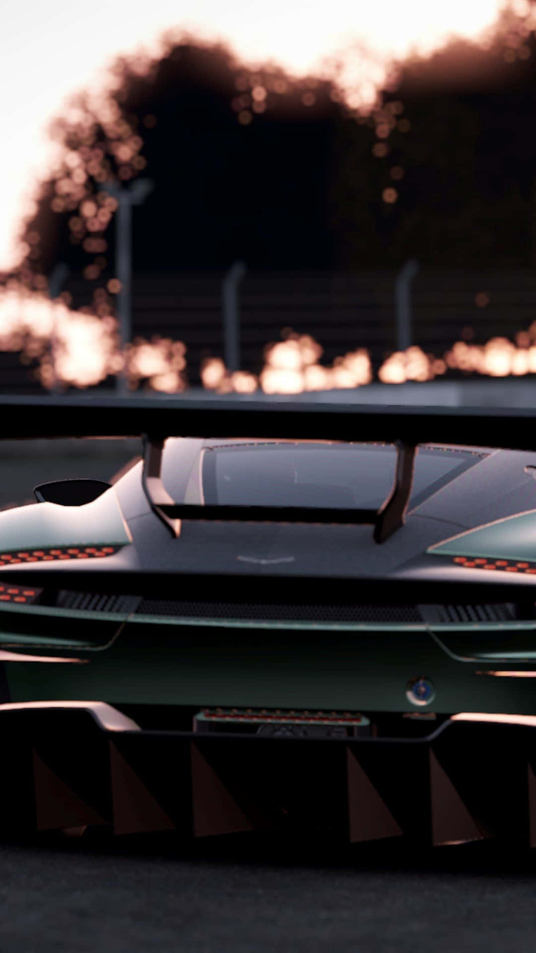 日落時分，綠色賽車在賽道上的後視圖，背景模糊。 — Project Cars 壁紙