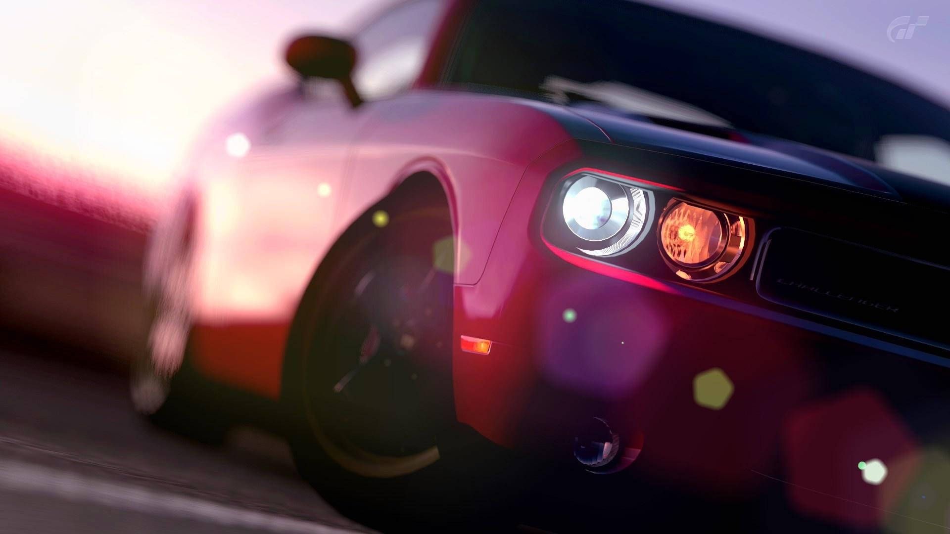 Challenger 桌布 壁紙 — 一輛時尚肌肉車在夕陽光中模糊掠過，車頭燈閃爍，反射出鮮豔的粉橙色。