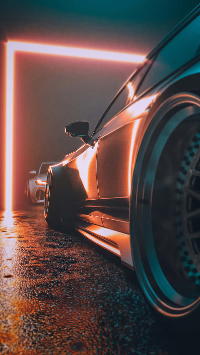 桌布 壁紙 — 一輛時尚跑車在夜晚的雨中城市小巷中，在霓虹橙色燈光下閃耀。
