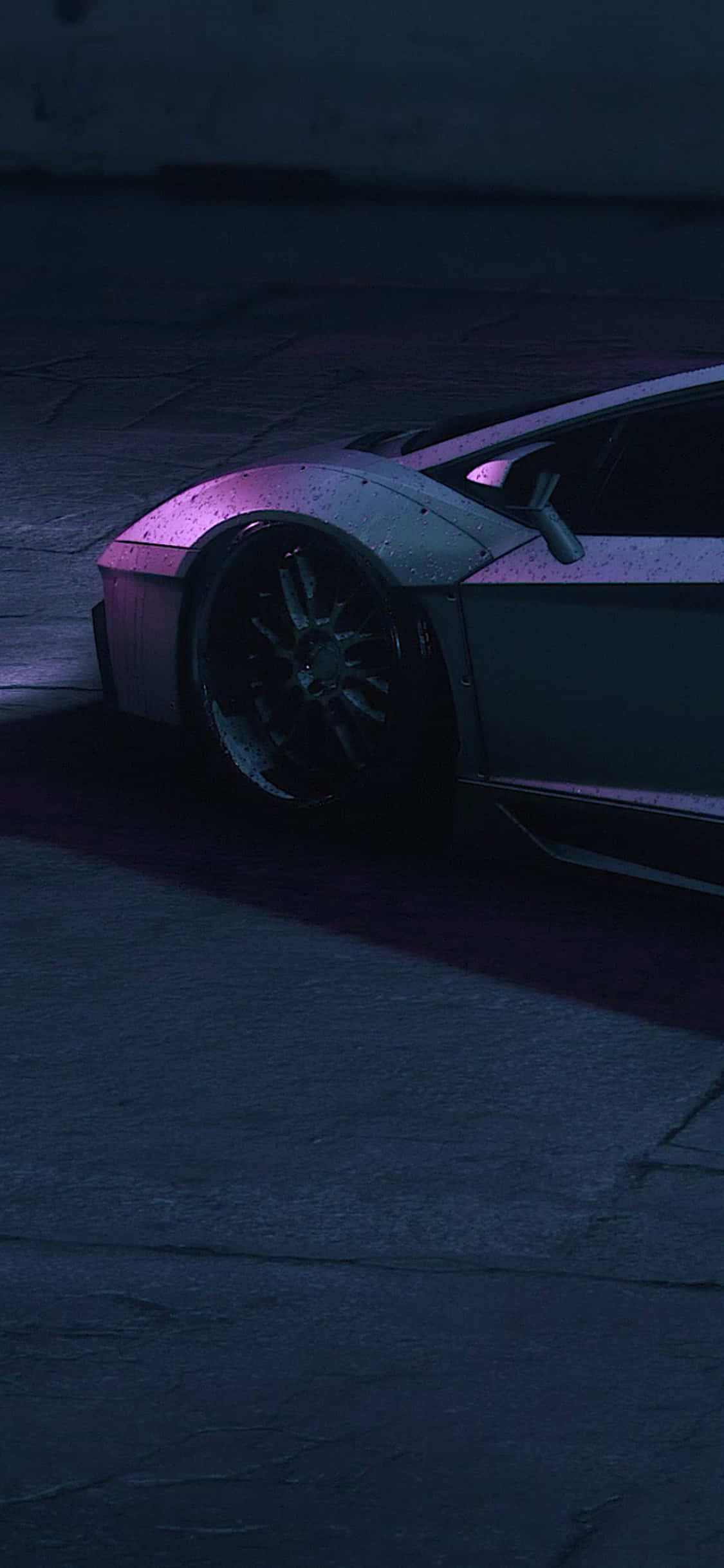 Cool Car 桌布 壁紙 — 一輛時尚跑車在夜間黑暗破裂的路面上散發著霓虹紫光。