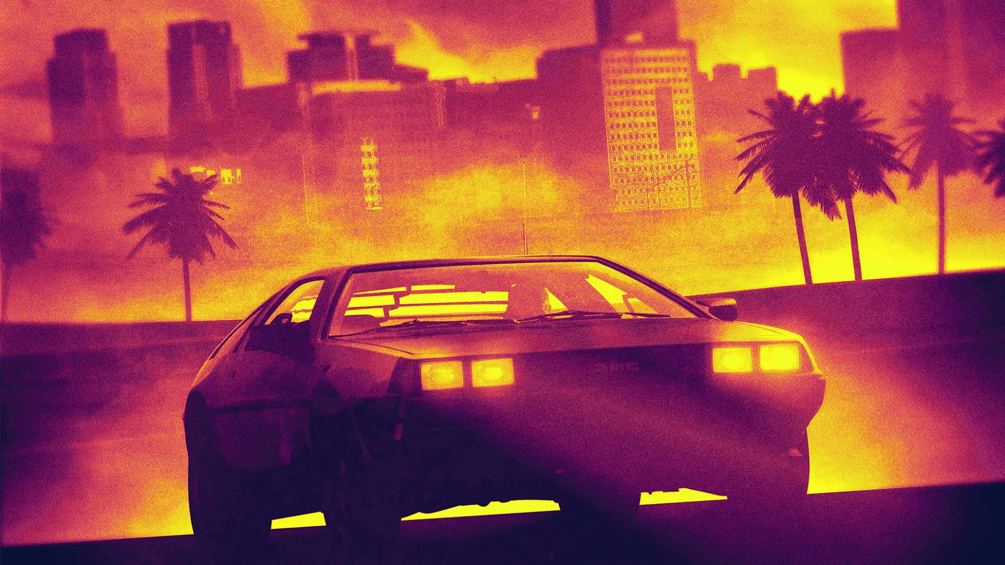 Hotline Miami 桌布 壁紙 — 一輛時尚跑車在日落時分滑過霓虹燈閃爍的城市景觀，棕櫚樹和高聳的建築物沐浴在火熱的橙色和紫色色調中。