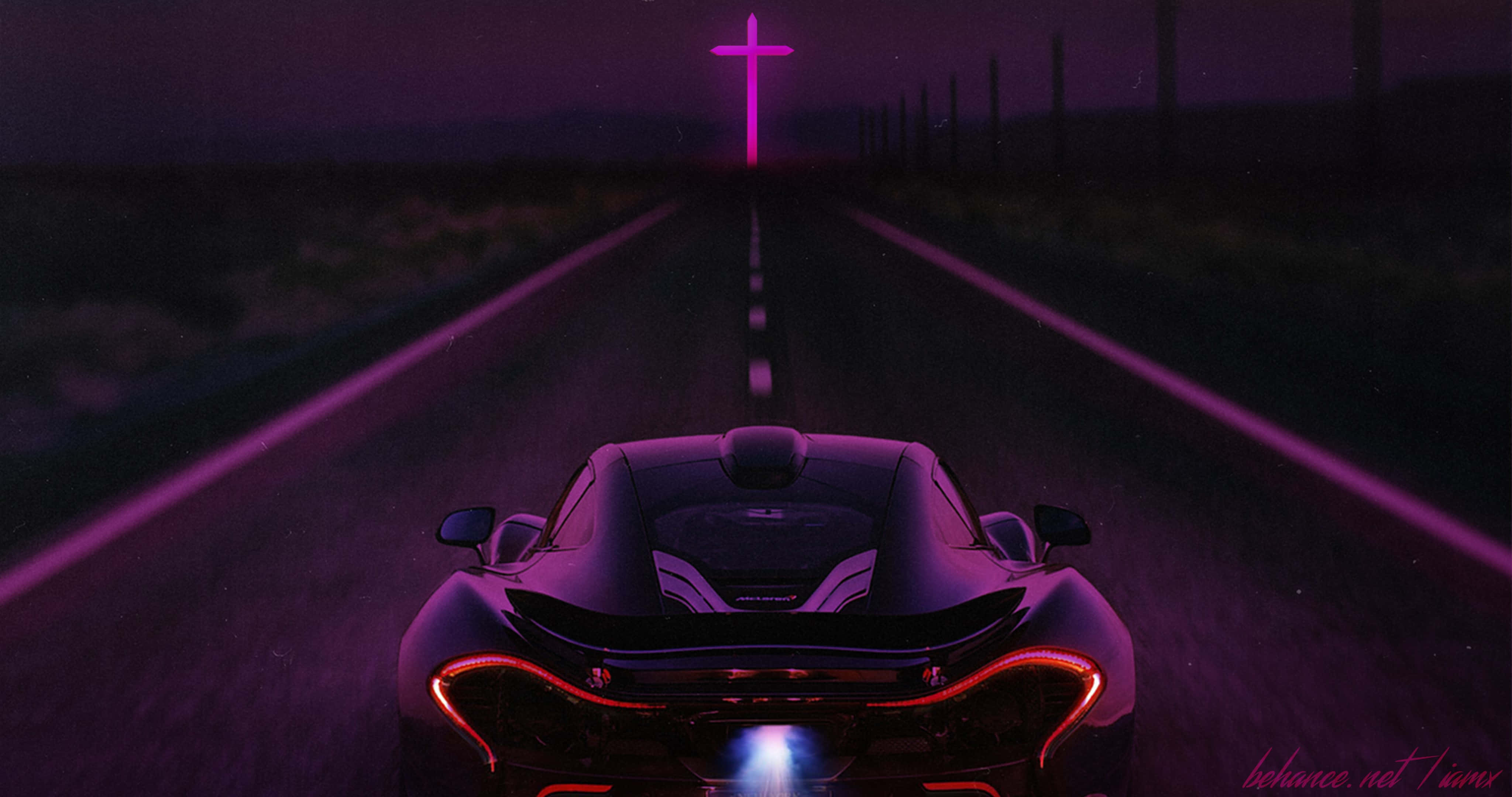Cool Mclaren 桌布 壁紙 — 一輛時尚跑車在暮色天空下沿著黑暗道路駛向發光的紫色十字架。