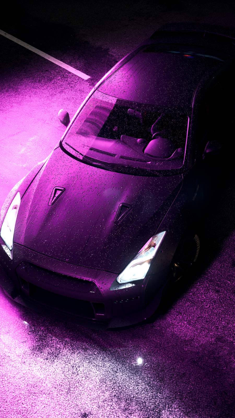 need for speed iPhone 桌布 壁紙 — 一輛時尚跑車在潮濕的城市街道上，在充滿活力的紫色霓虹燈下閃爍著雨滴。