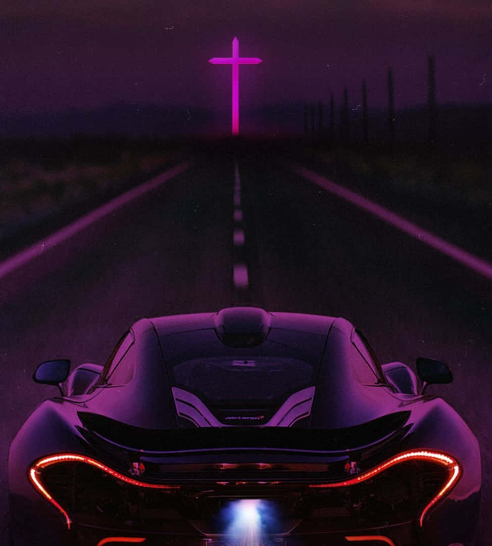 桌布 壁紙 — 一輛時尚跑車在紫色天空下沿著黑暗道路駛向發光的粉紅色十字架。