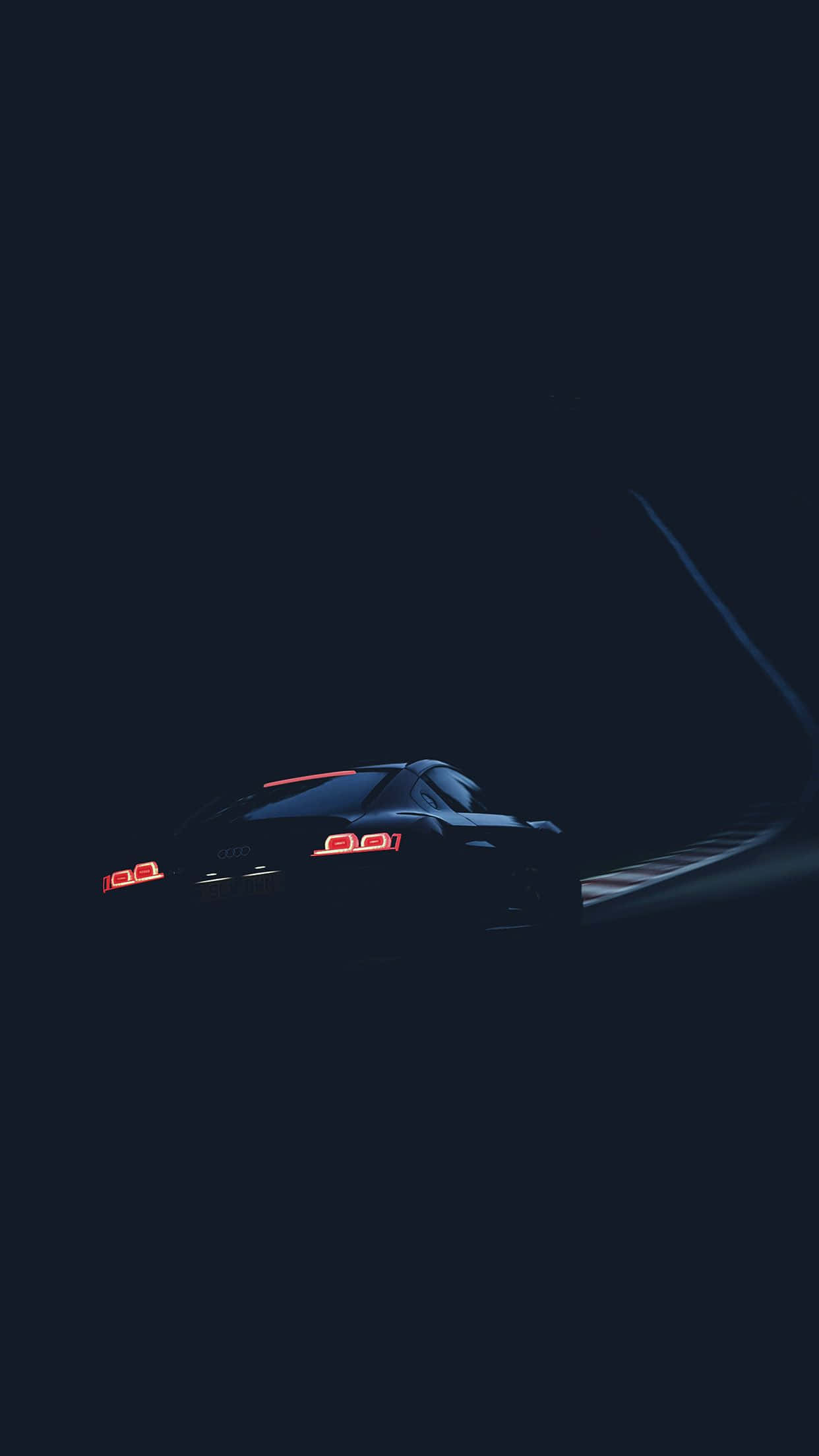 Dark Road 桌布 壁紙 — 一輛時尚跑車在黑暗中滑行，紅色尾燈閃爍，劃破夜空。