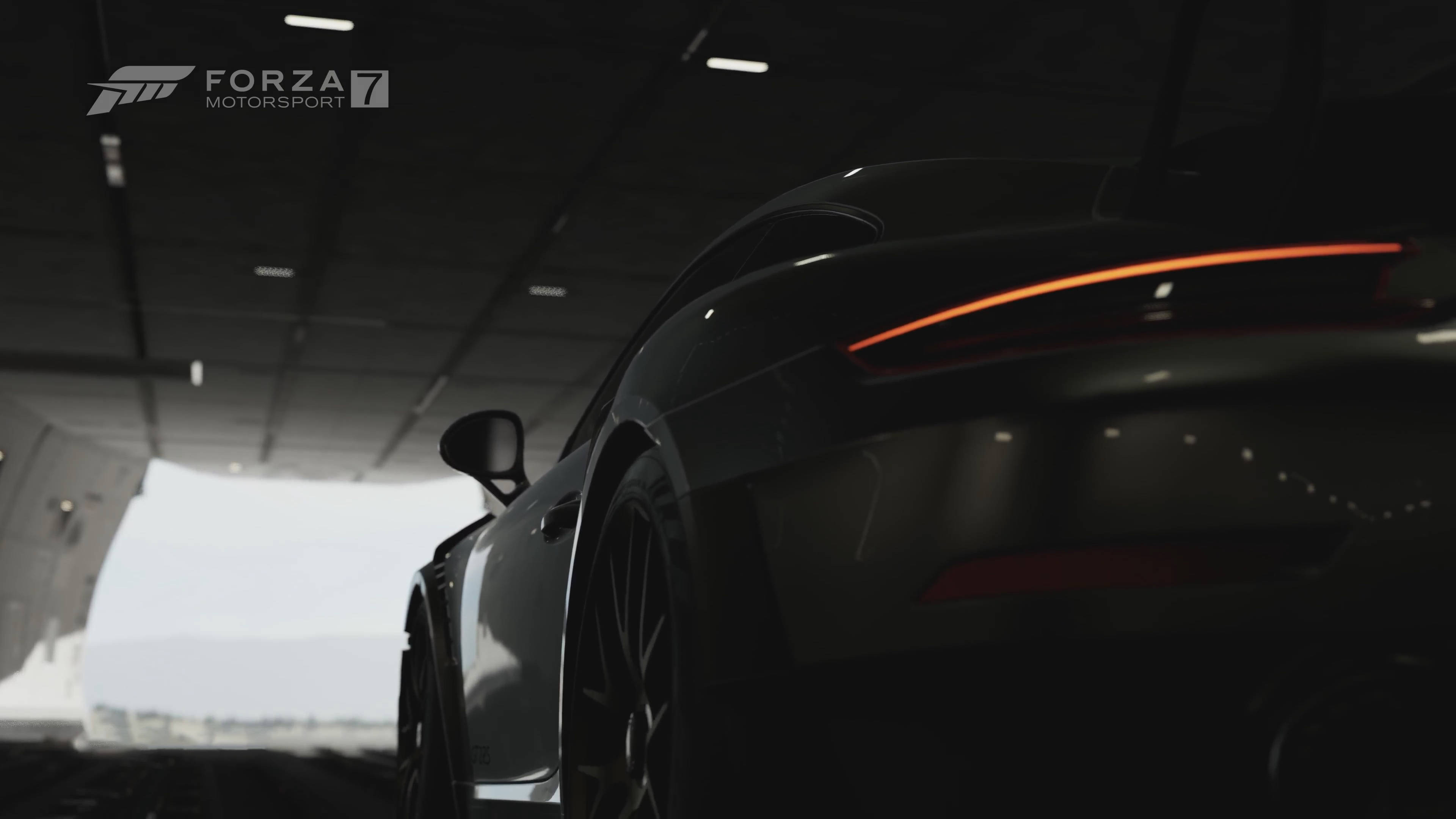 Motorsport 桌布 壁紙 — 一輛時尚銀色跑車的發光橙色尾燈在昏暗的隧道下閃爍，前方有日光照射。