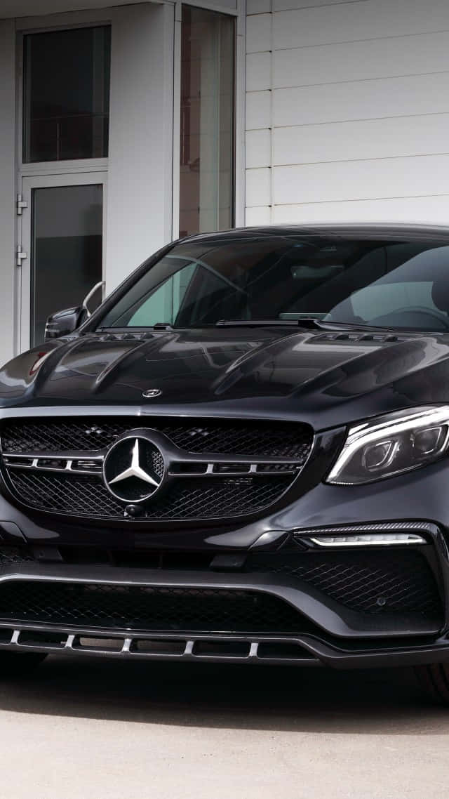 expensive 桌布 壁紙 — 一輛時尚黑色Mercedes-AMG GLE63 SUV停在有玻璃門的現代白色建築前。