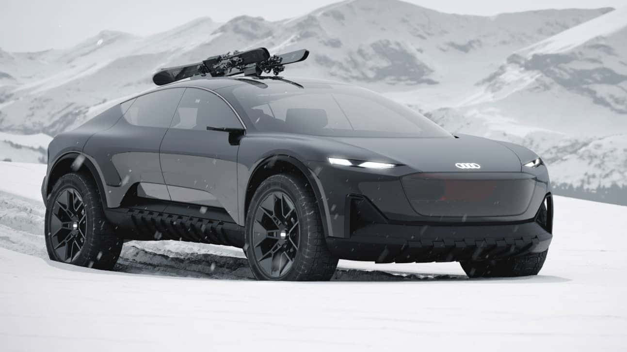 奧迪 桌布 壁紙 — 一輛時尚黑色奧迪概念車，車頂載有滑雪板，在灰天下穿越積雪的山口。