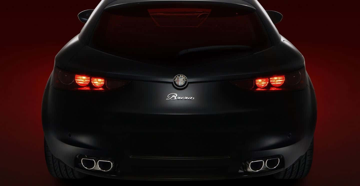 Alfa Romeo Brera 桌布 壁紙 — 一輛時尚黑色愛快羅密歐Brera跑車的後視圖，帶有發光的紅色尾燈，背景為深紅色工作室背景。