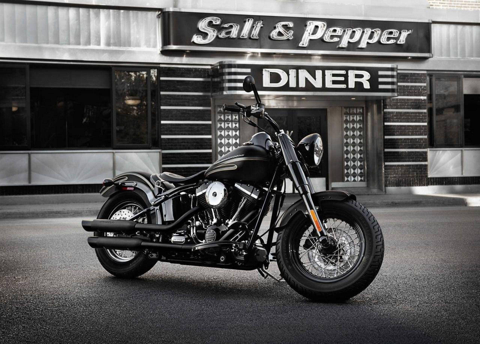Harley 桌布 壁紙 — 一輛時尚黑色摩托車停在帶有「Salt & Pepper」標誌的復古餐廳前。