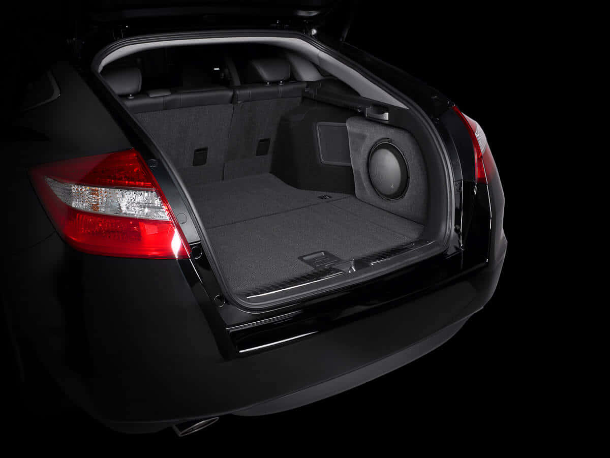 Honda Crosstour 桌布 壁紙 — 一輛時尚黑色汽車的打開後車廂，在黑暗背景下展現出客製化的音響重低音系統。