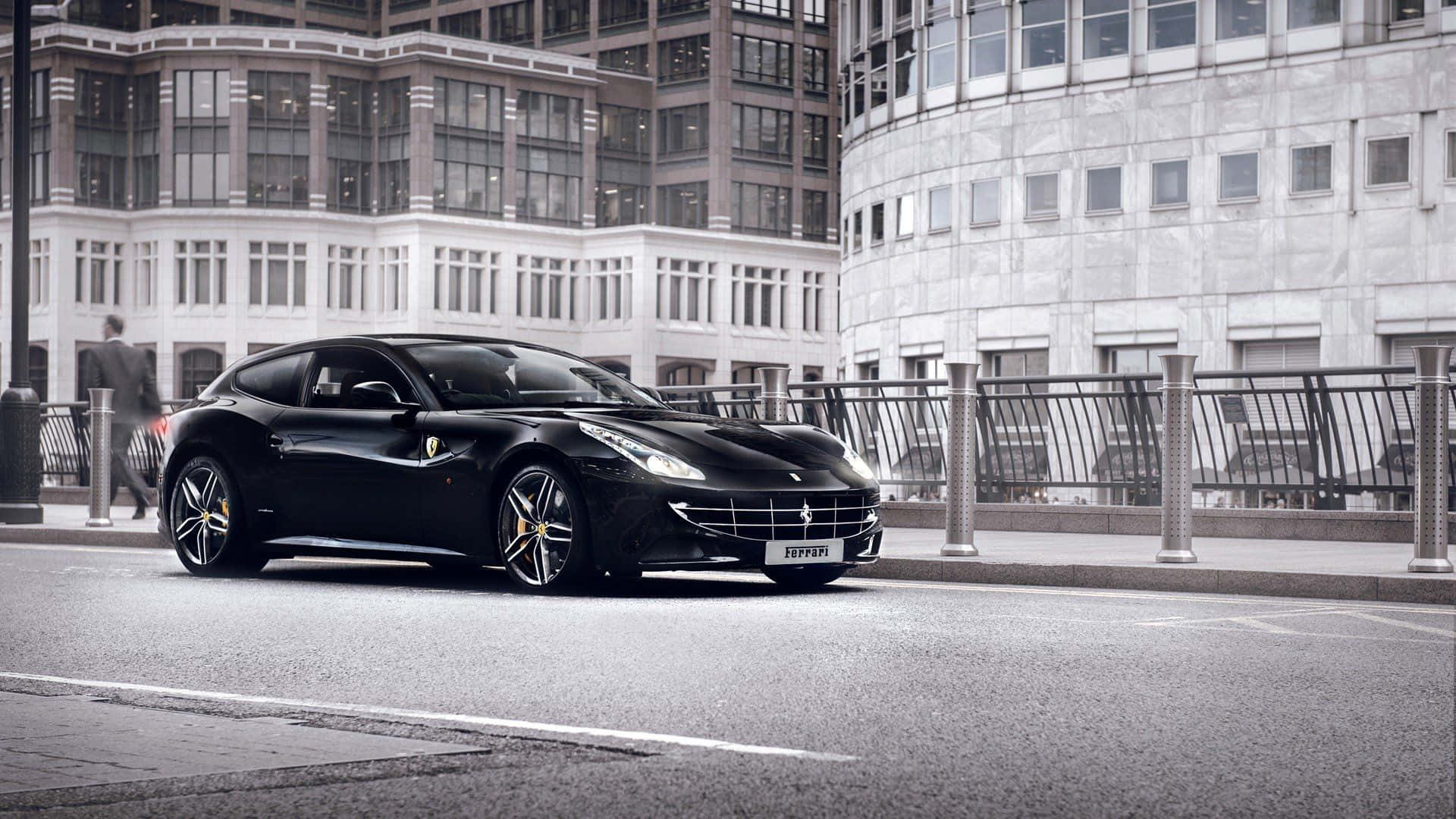 Ferrari Ff 桌布 壁紙 — 一輛時尚黑色法拉利跑車停放在城市街道上，背景是現代建築物。