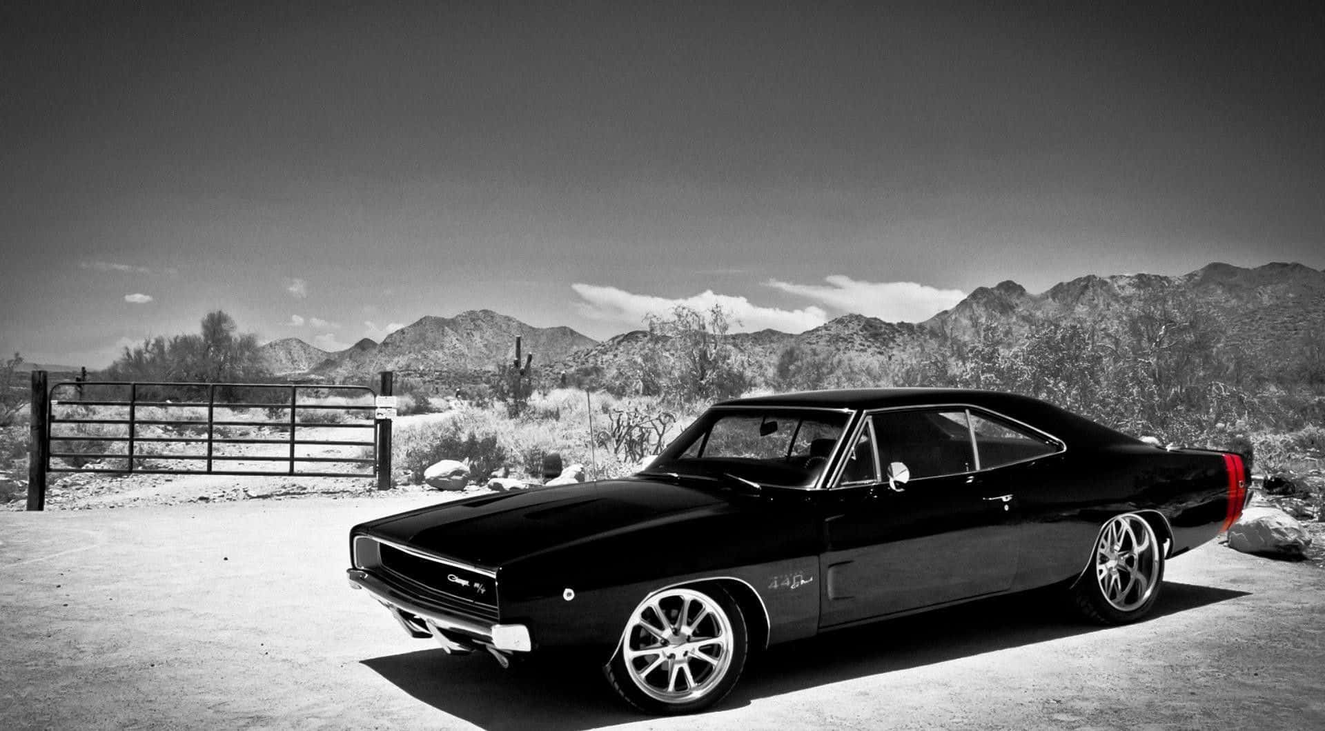 Black And White Car 桌布 壁紙 — 一輛時尚黑色經典肌肉車停在沙漠閘門前，背景有山。