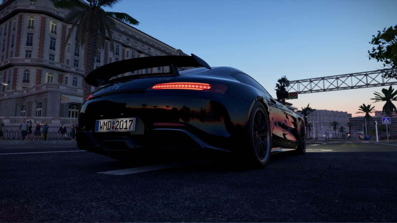 Black Car 桌布 壁紙 — 一輛時尚黑色跑車，帶有發光的紅色尾燈，停泊在黃昏的城市街道上，背景有棕櫚樹和一座宏偉建築。